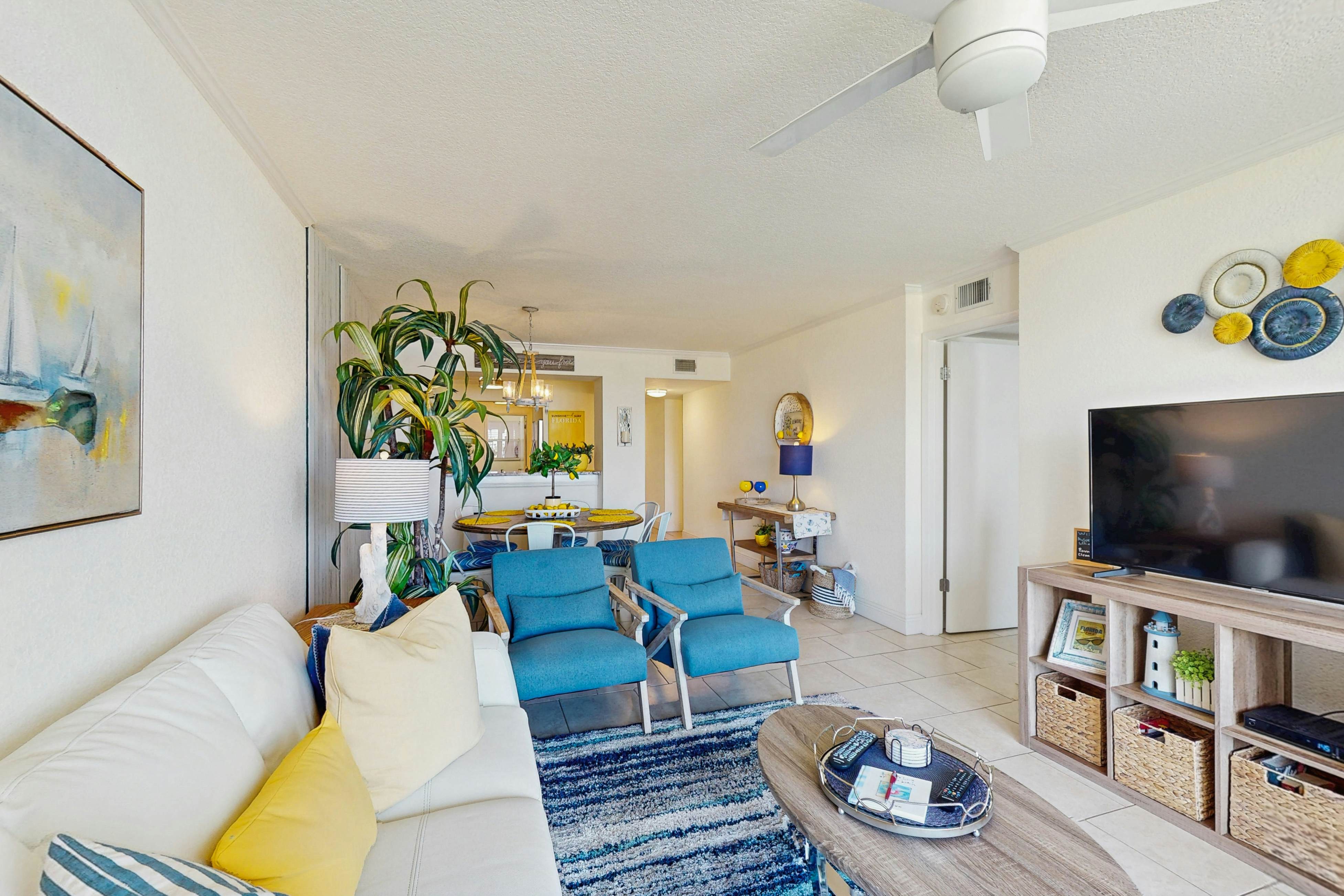 Bayfront condo near St. Pete Beach - ground-floor, pool & hot tub, central AC