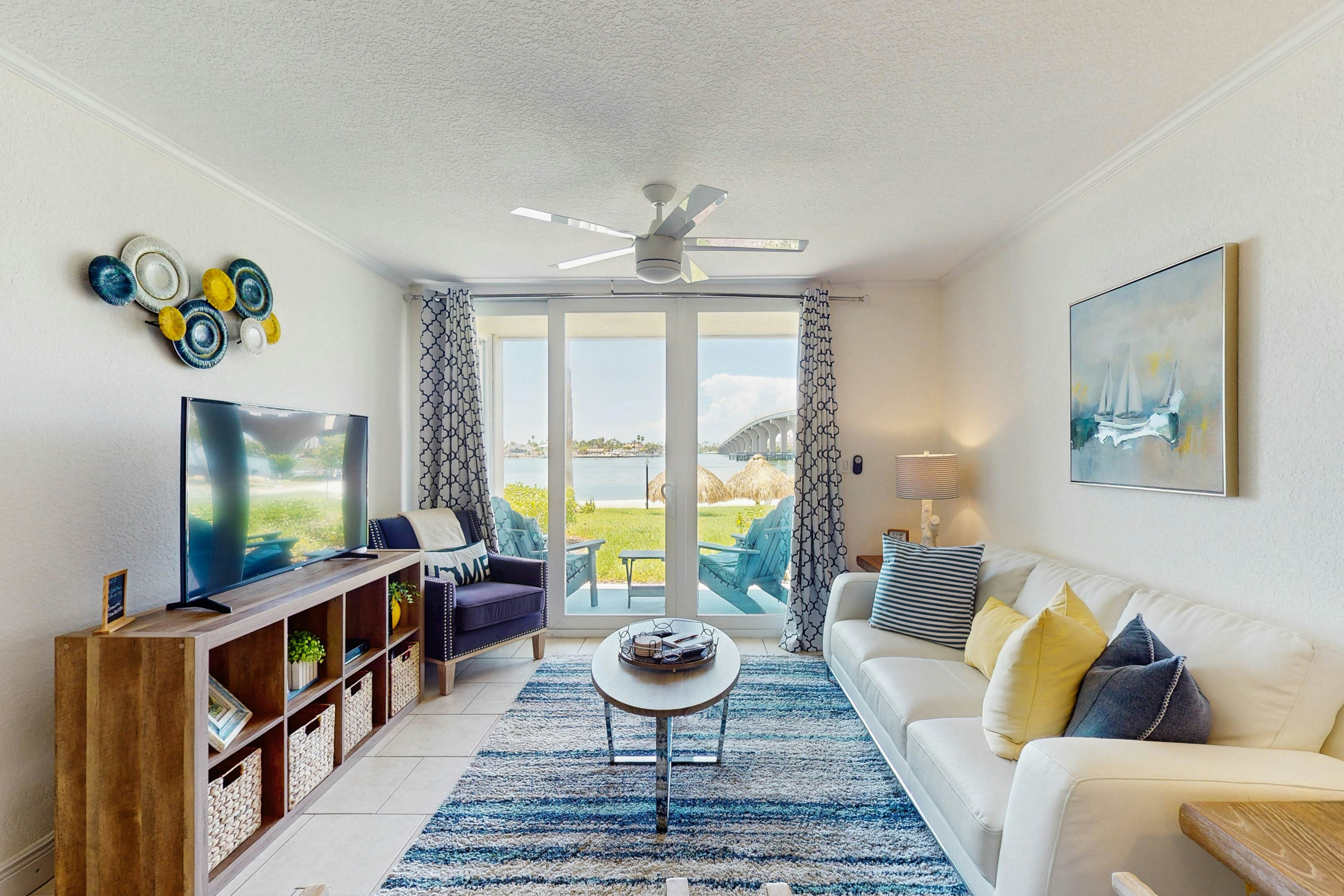 Bayfront condo near St. Pete Beach - ground-floor, pool & hot tub, central AC