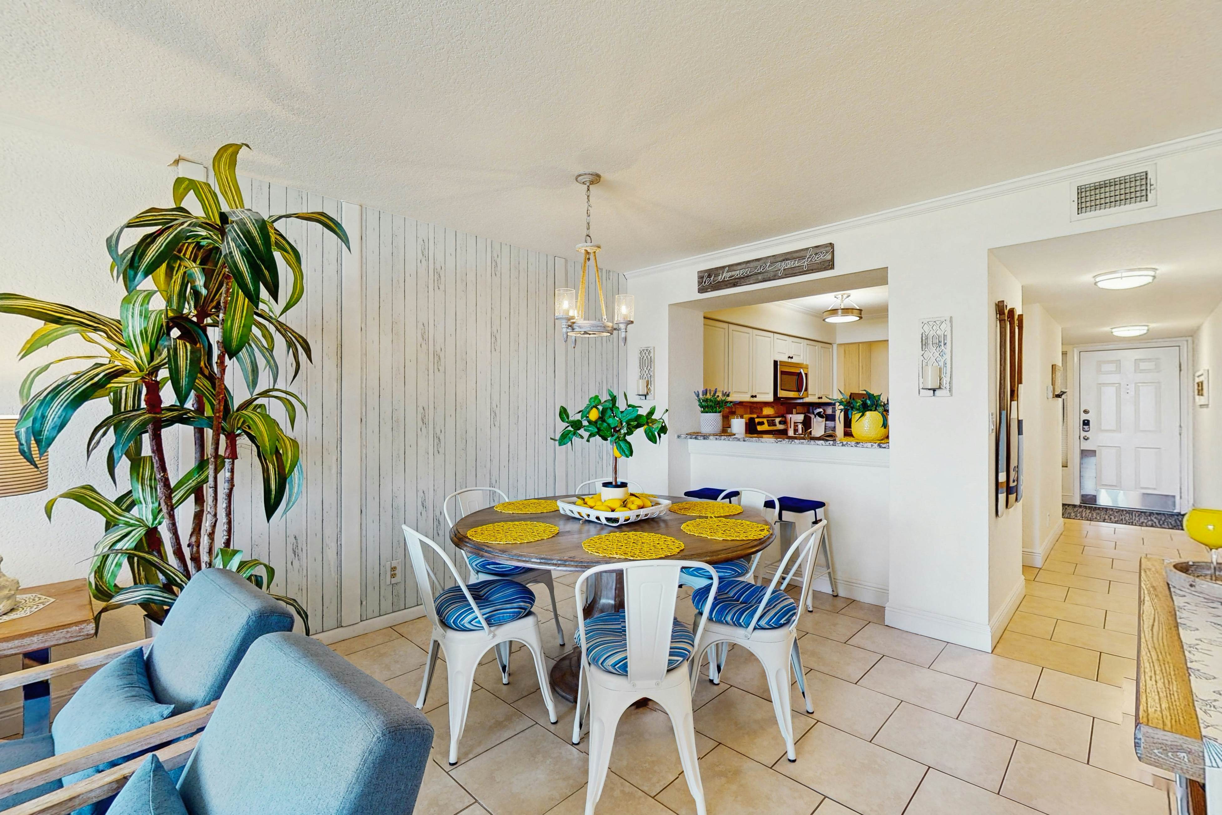 Bayfront condo near St. Pete Beach - ground-floor, pool & hot tub, central AC