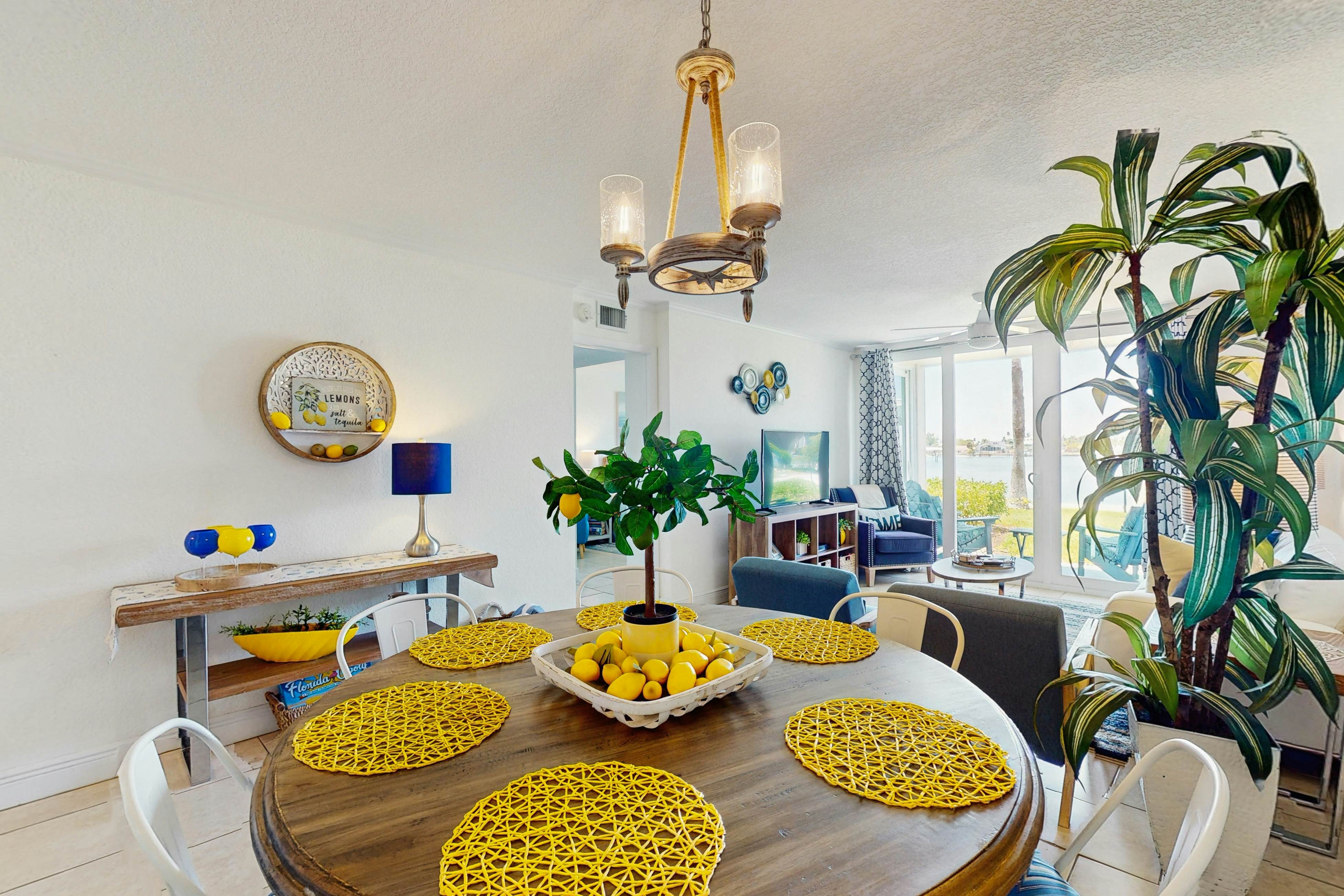 Bayfront condo near St. Pete Beach - ground-floor, pool & hot tub, central AC