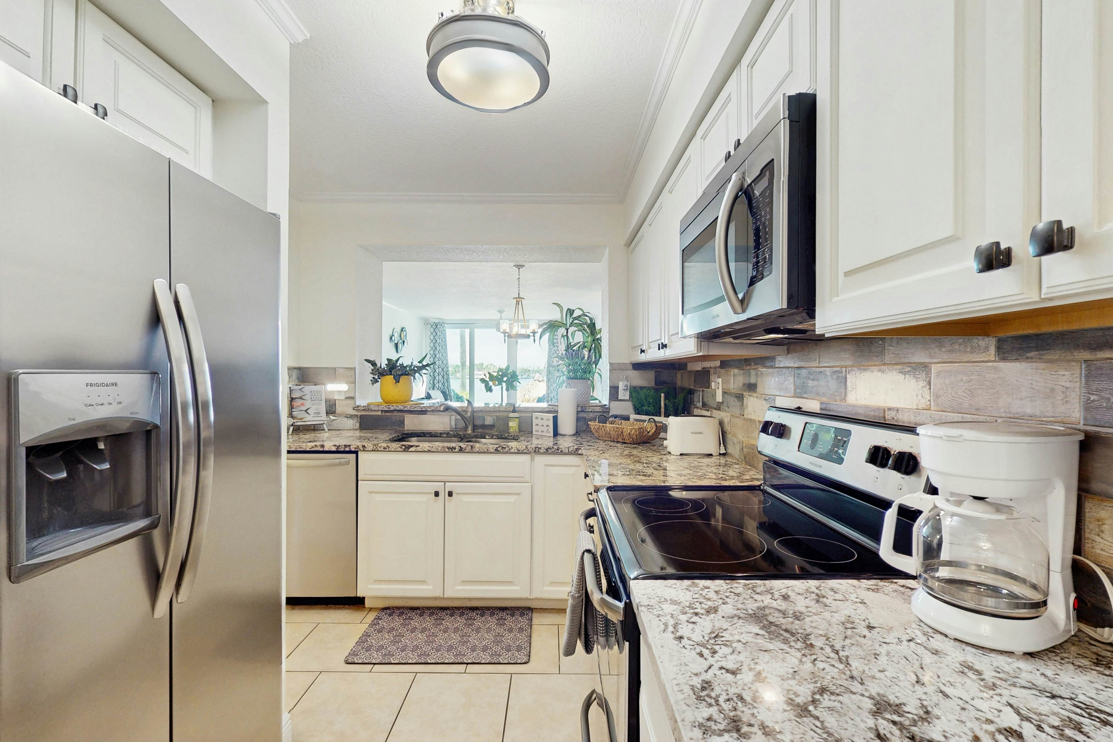 Bayfront condo near St. Pete Beach - ground-floor, pool & hot tub, central AC