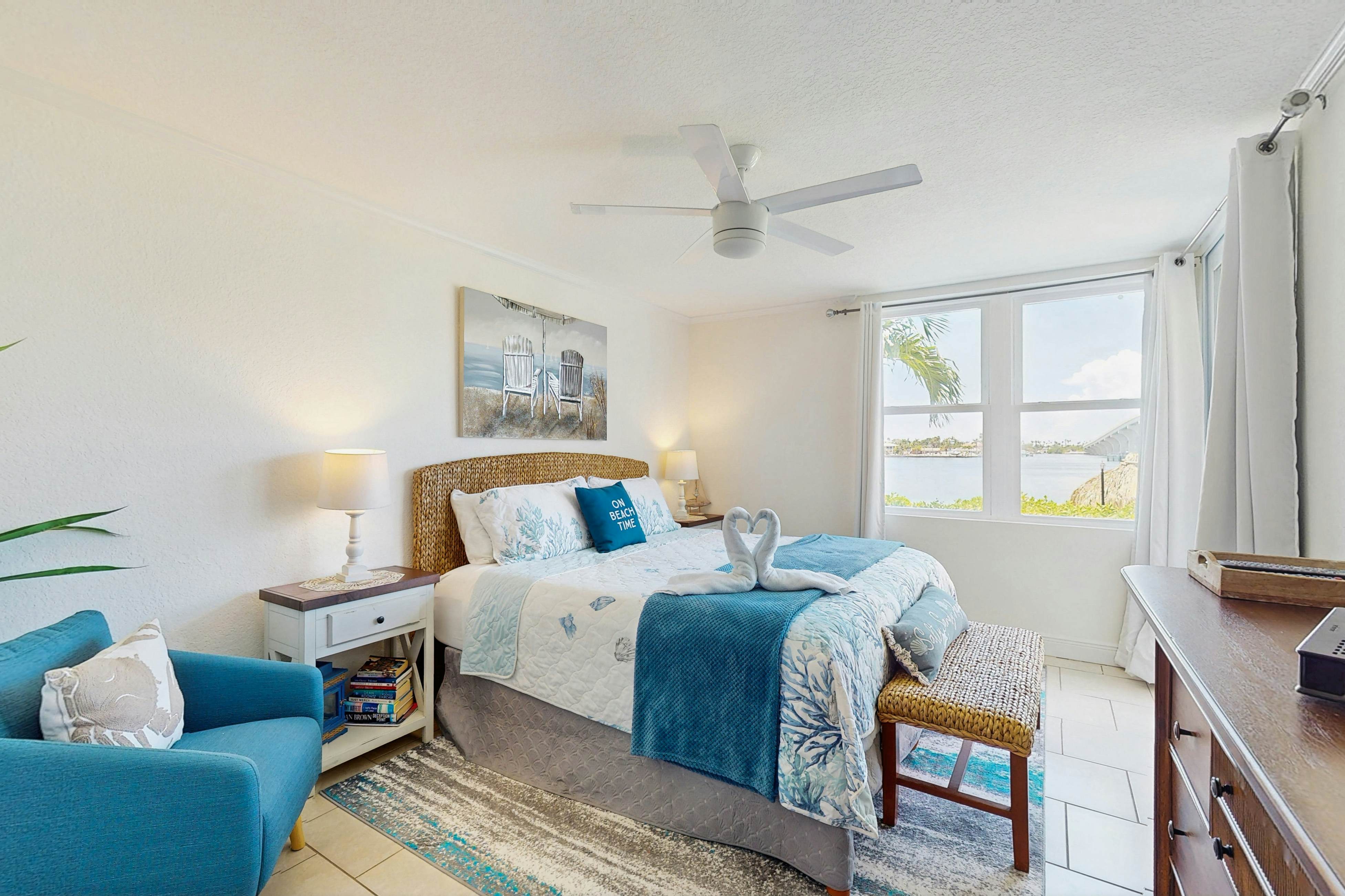 Bayfront condo near St. Pete Beach - ground-floor, pool & hot tub, central AC