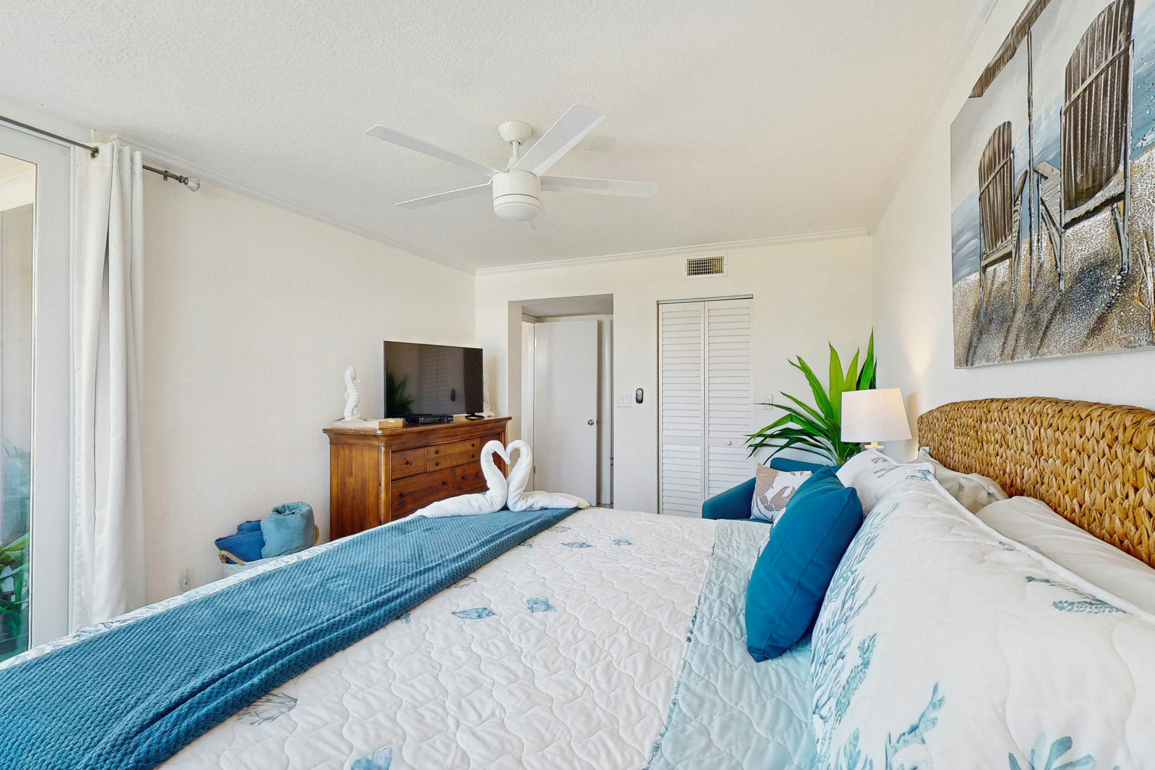Bayfront condo near St. Pete Beach - ground-floor, pool & hot tub, central AC