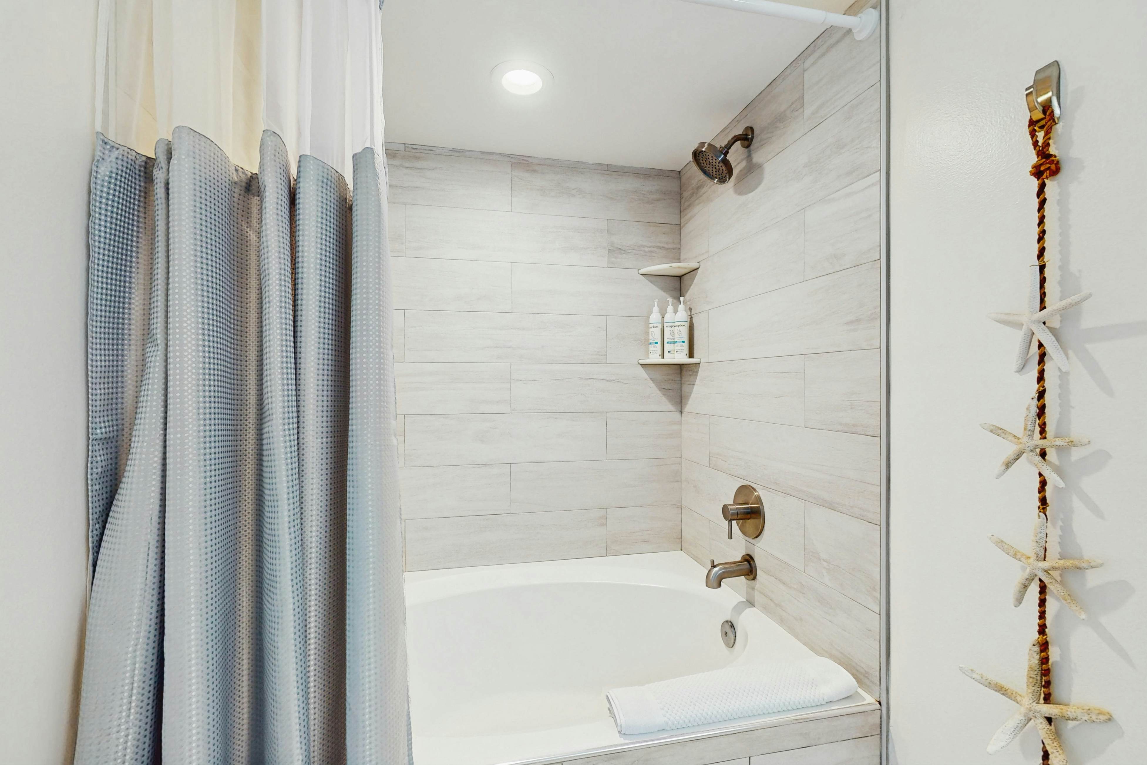 Bayfront condo near St. Pete Beach - ground-floor, pool & hot tub, central AC