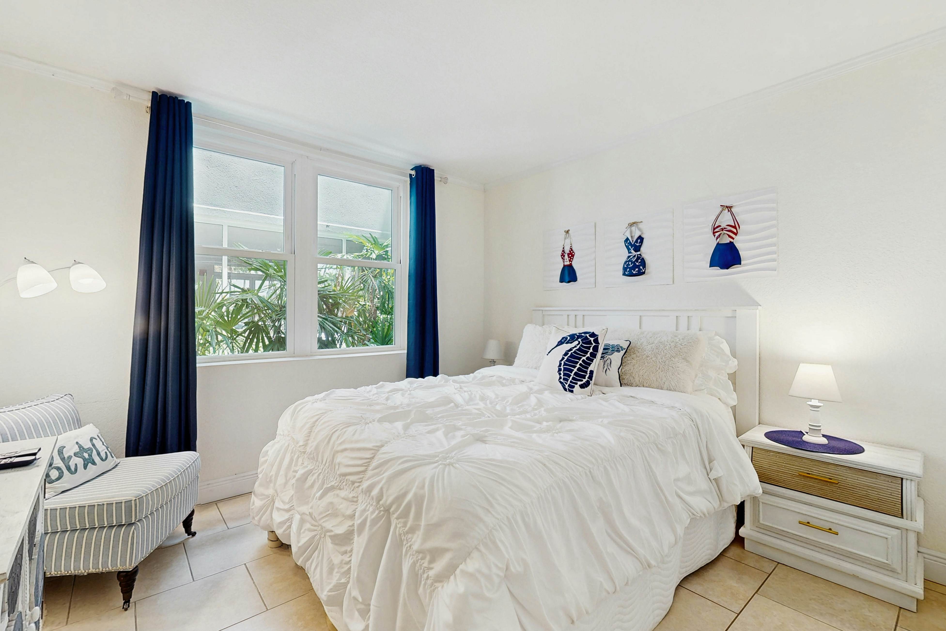 Bayfront condo near St. Pete Beach - ground-floor, pool & hot tub, central AC