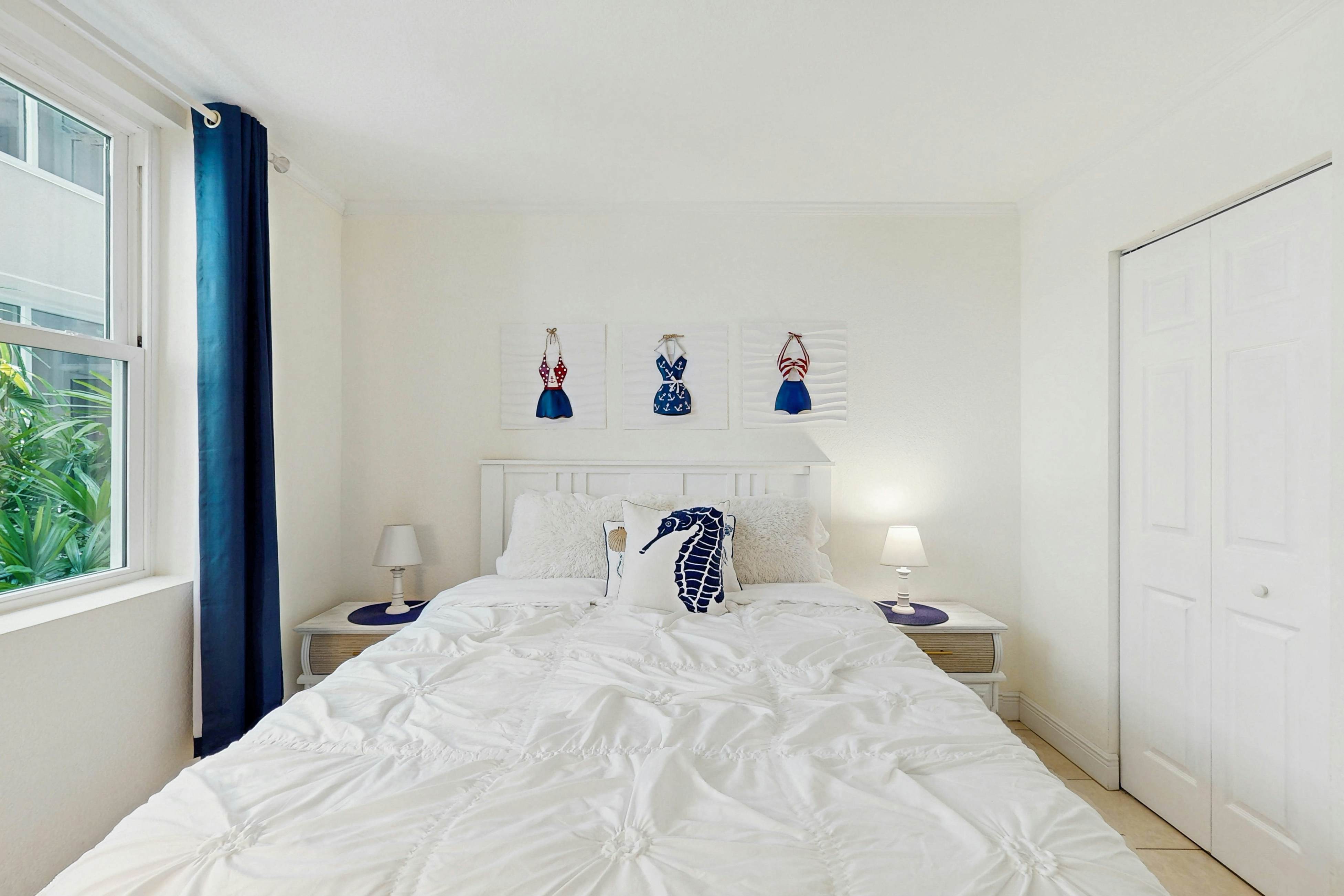 Bayfront condo near St. Pete Beach - ground-floor, pool & hot tub, central AC