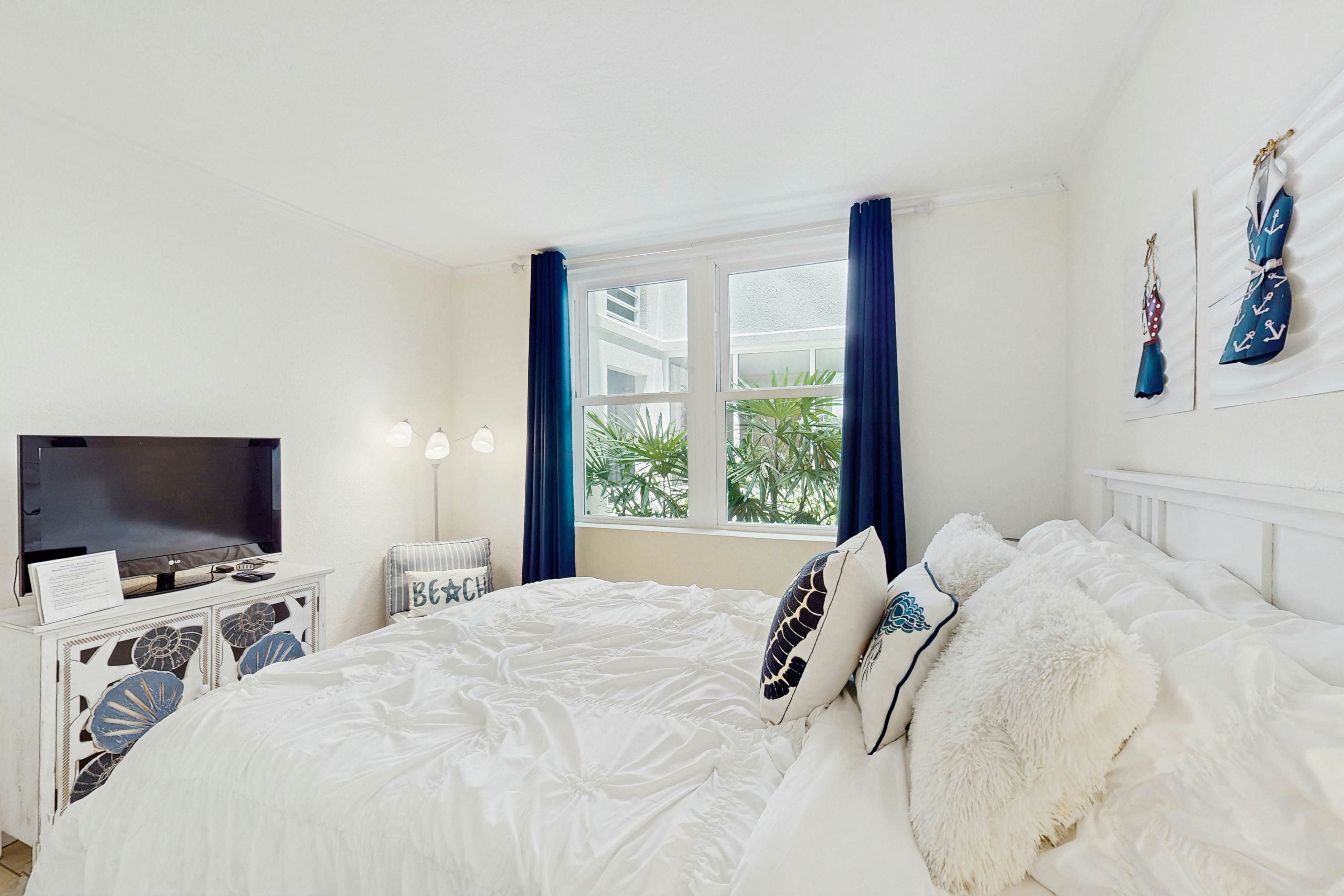 Bayfront condo near St. Pete Beach - ground-floor, pool & hot tub, central AC