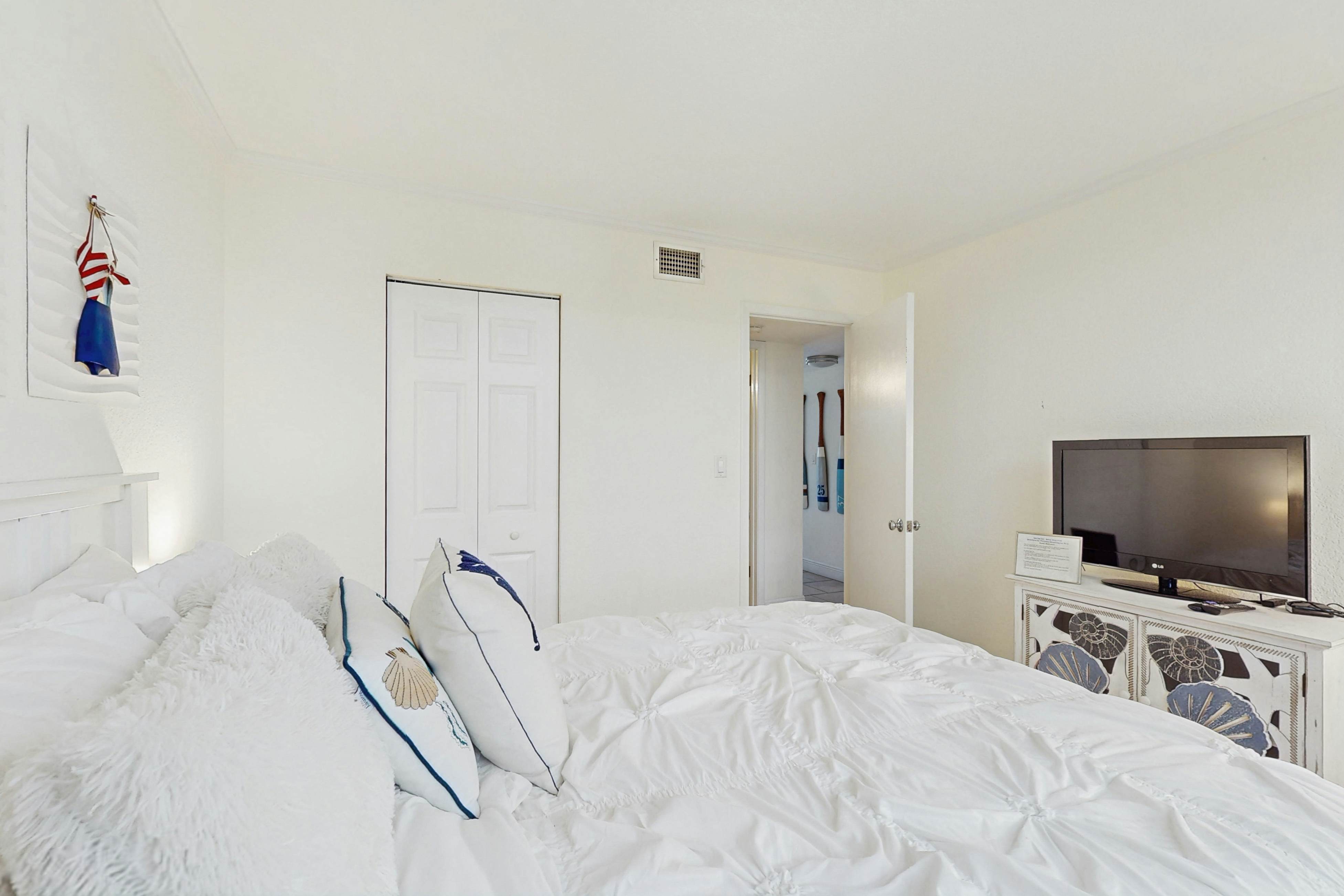 Bayfront condo near St. Pete Beach - ground-floor, pool & hot tub, central AC