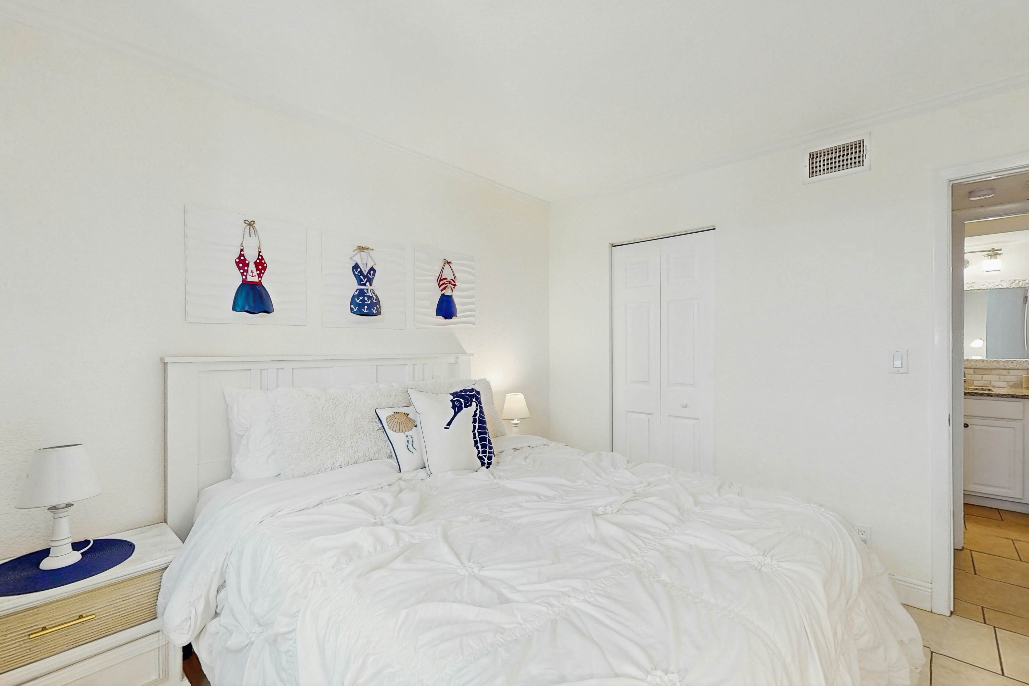 Bayfront condo near St. Pete Beach - ground-floor, pool & hot tub, central AC