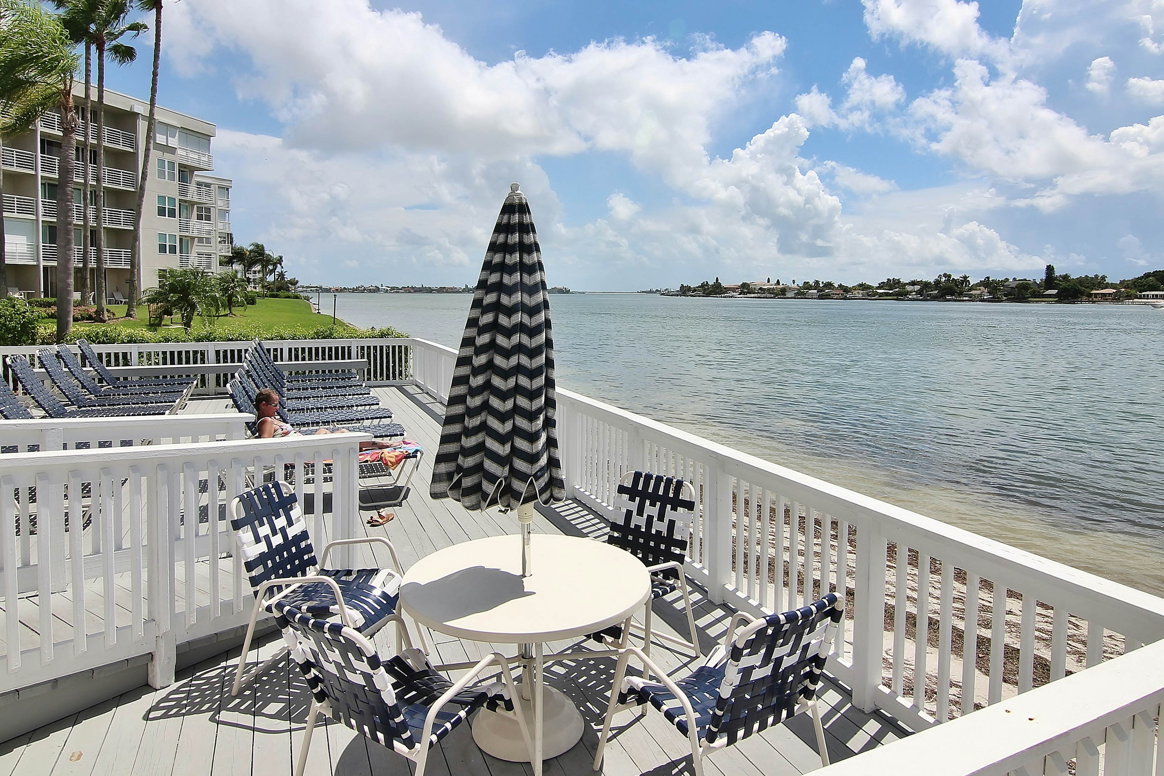 Bayfront condo near St. Pete Beach - ground-floor, pool & hot tub, central AC