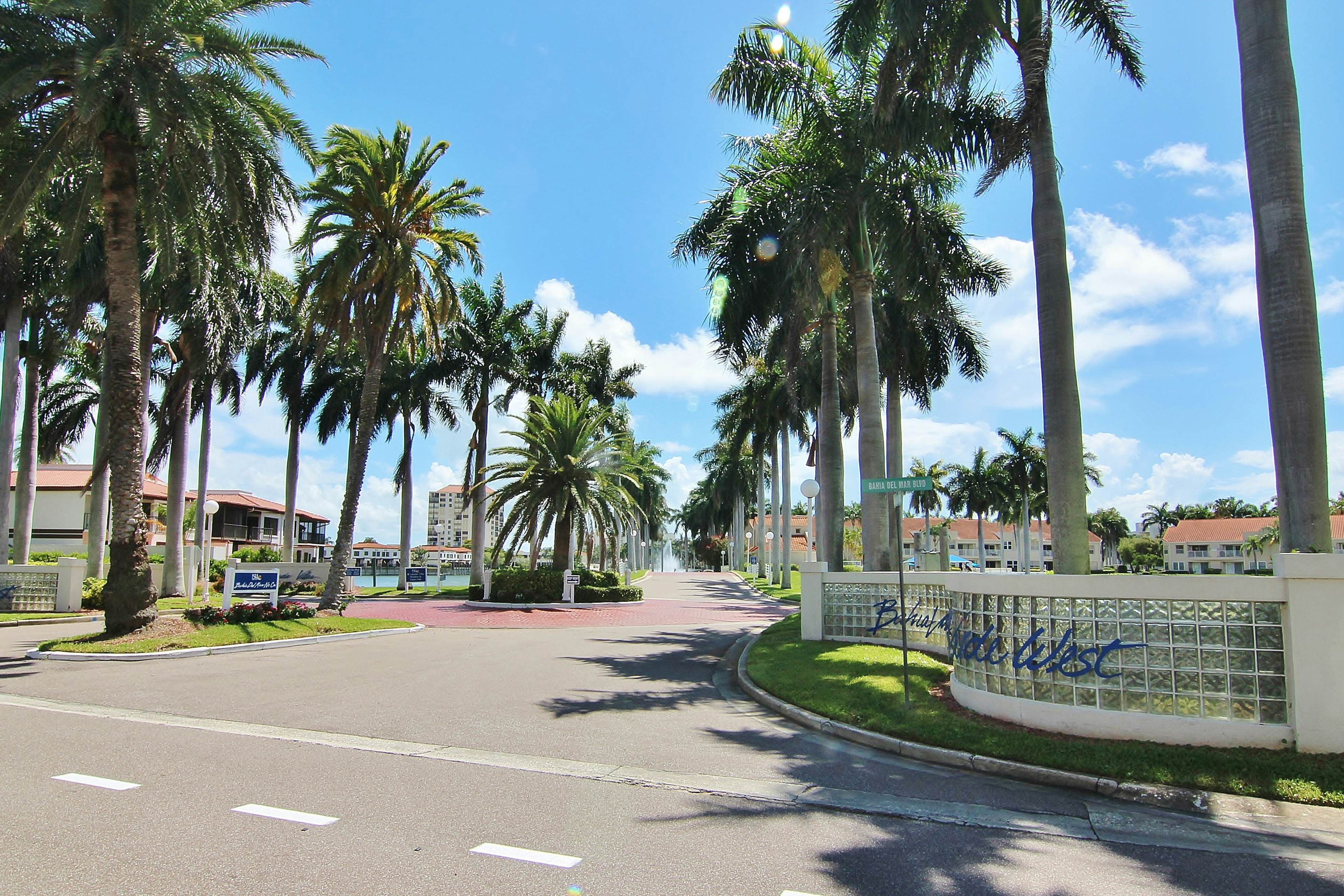 Bayfront condo near St. Pete Beach - ground-floor, pool & hot tub, central AC