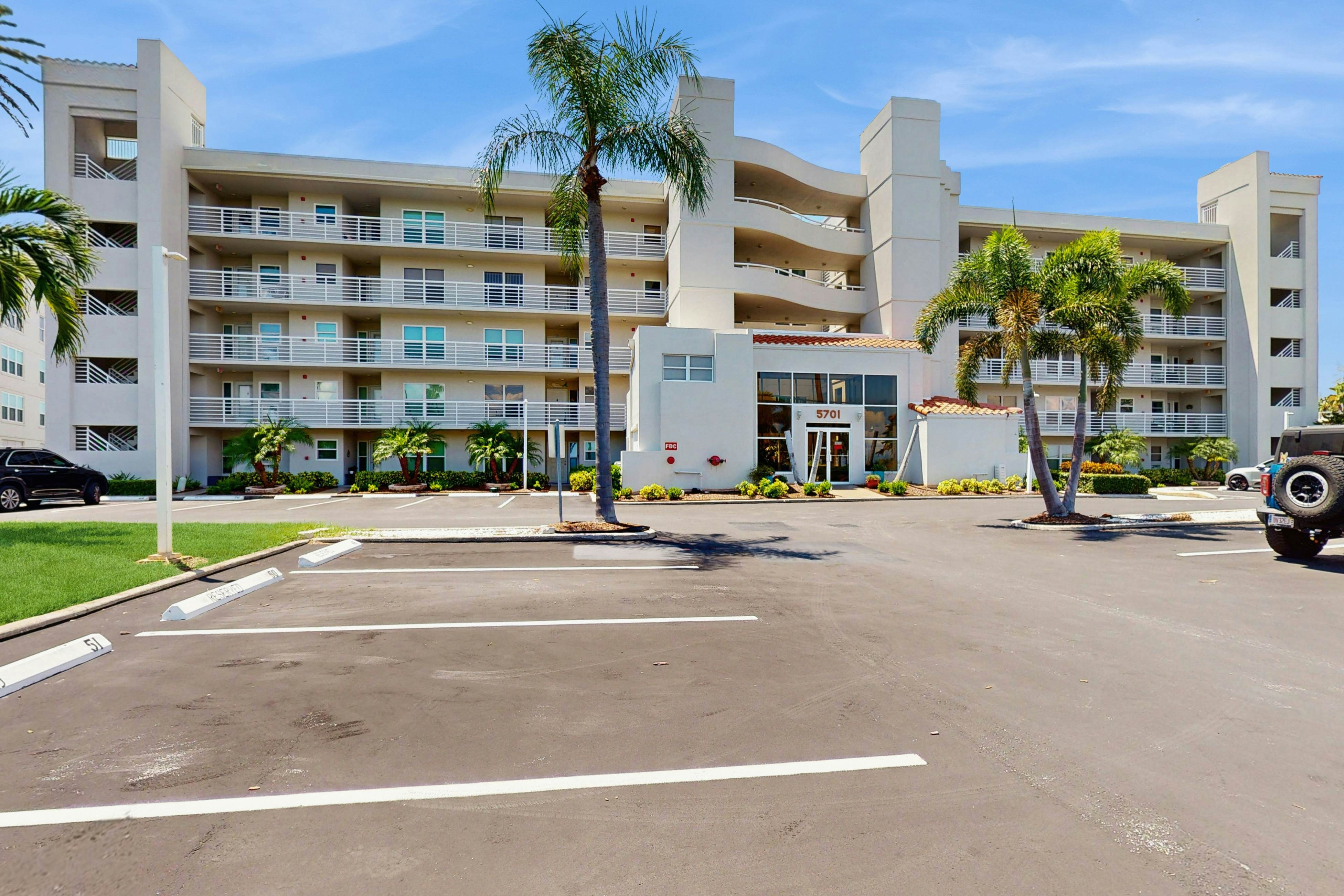 Bayfront condo near St. Pete Beach - ground-floor, pool & hot tub, central AC