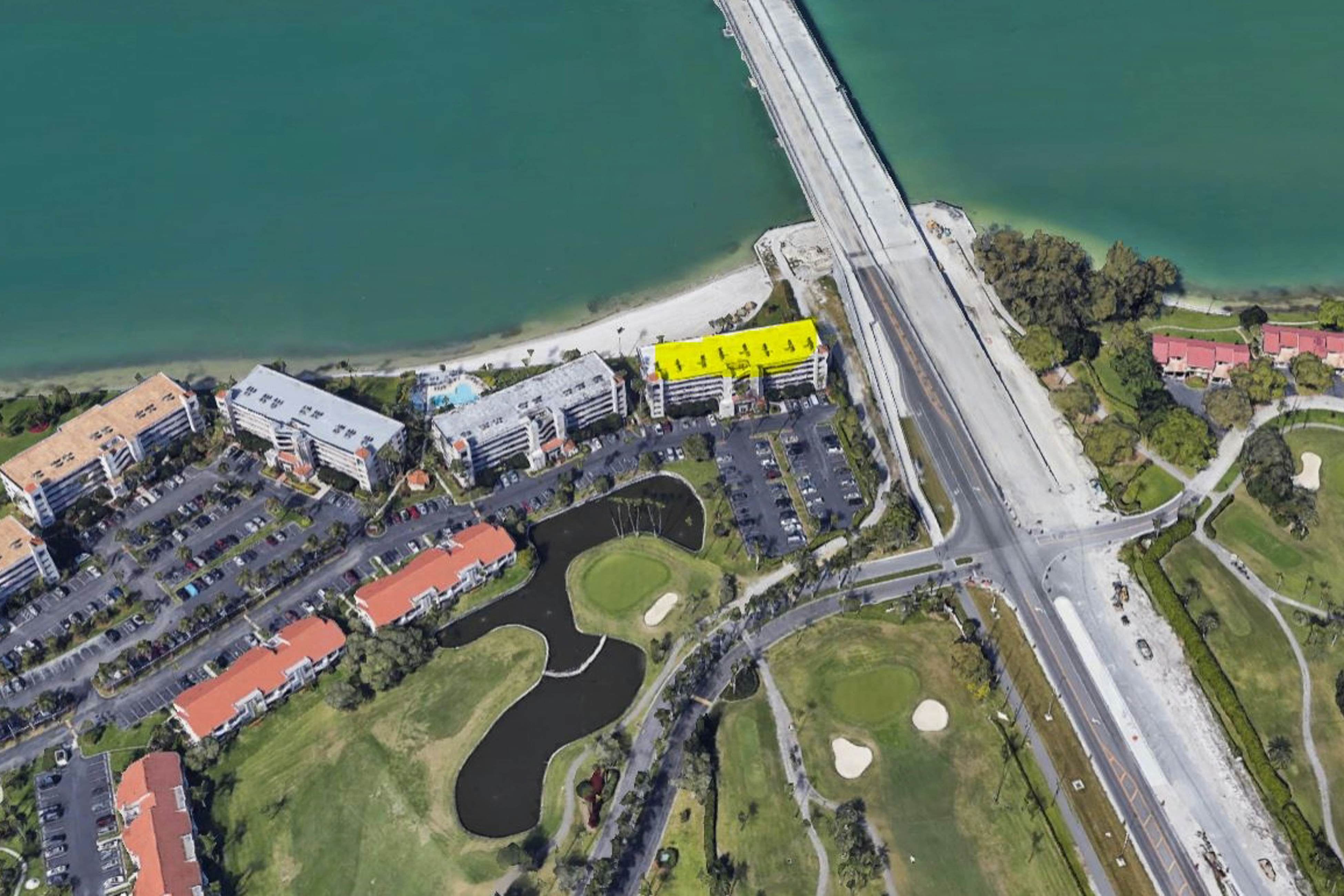 Bayfront condo near St. Pete Beach - ground-floor, pool & hot tub, central AC