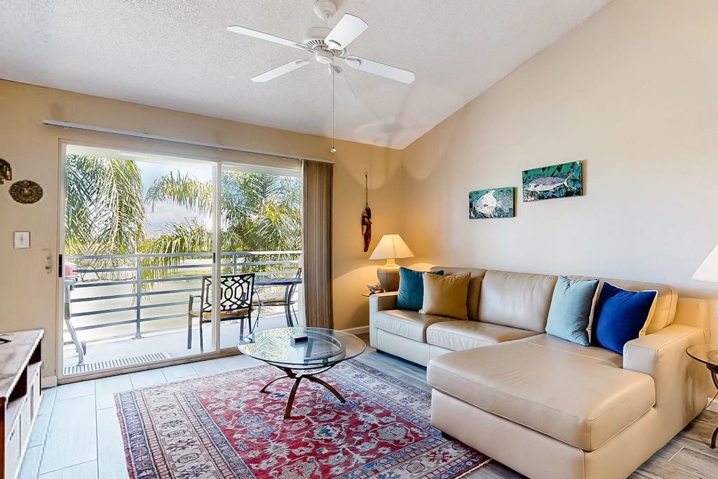 Family friendly condo with golf course views pool hot tub balcony and fast WiFi