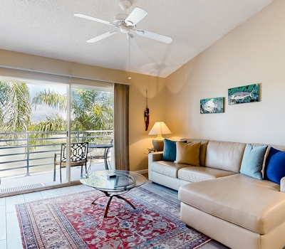 Family friendly condo with golf course views pool hot tub balcony and fast WiFi