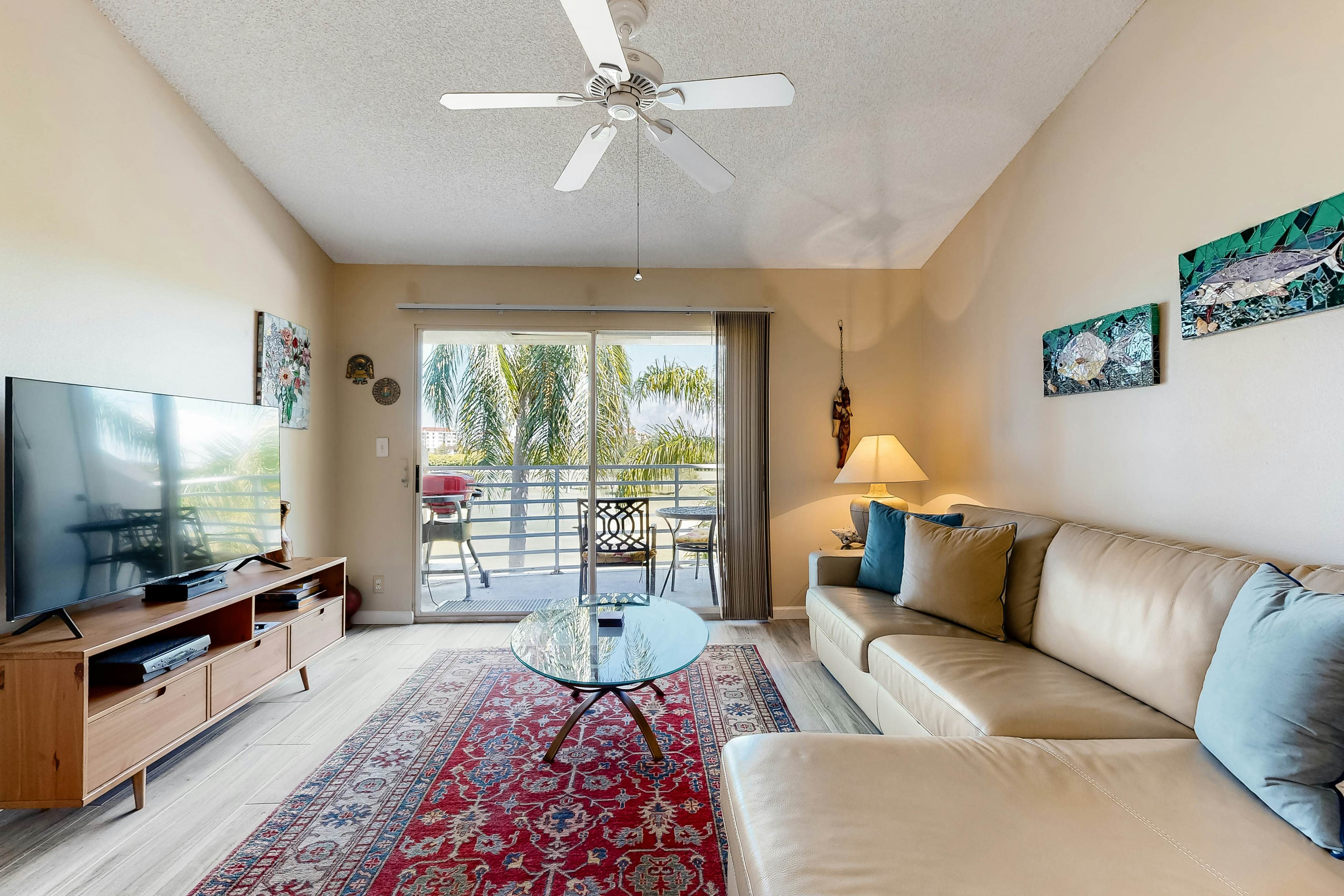 Family-friendly condo with golf course views, pool, hot tub, balcony & fast WiFi