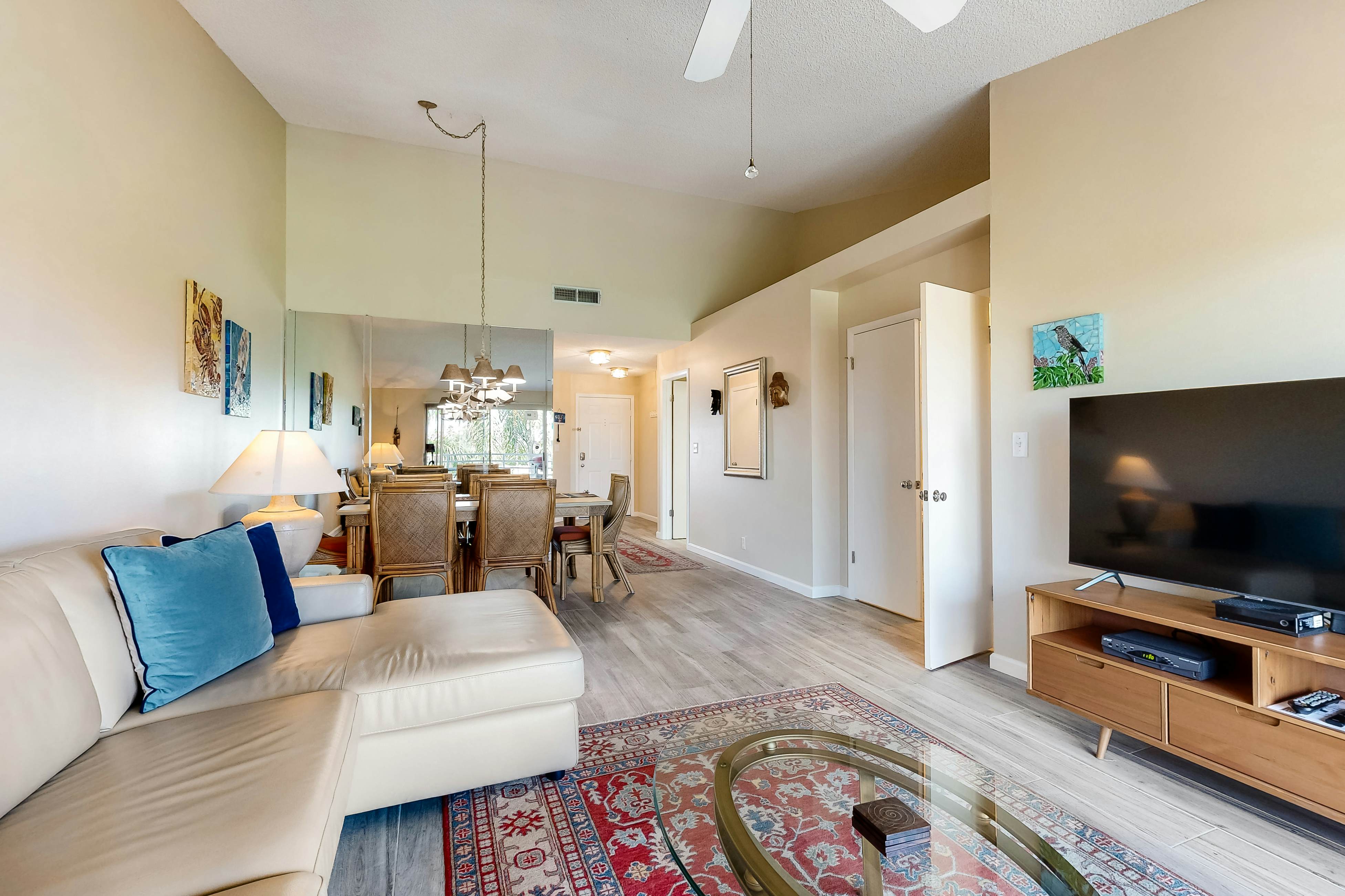 Family-friendly condo with golf course views, pool, hot tub, balcony & fast WiFi