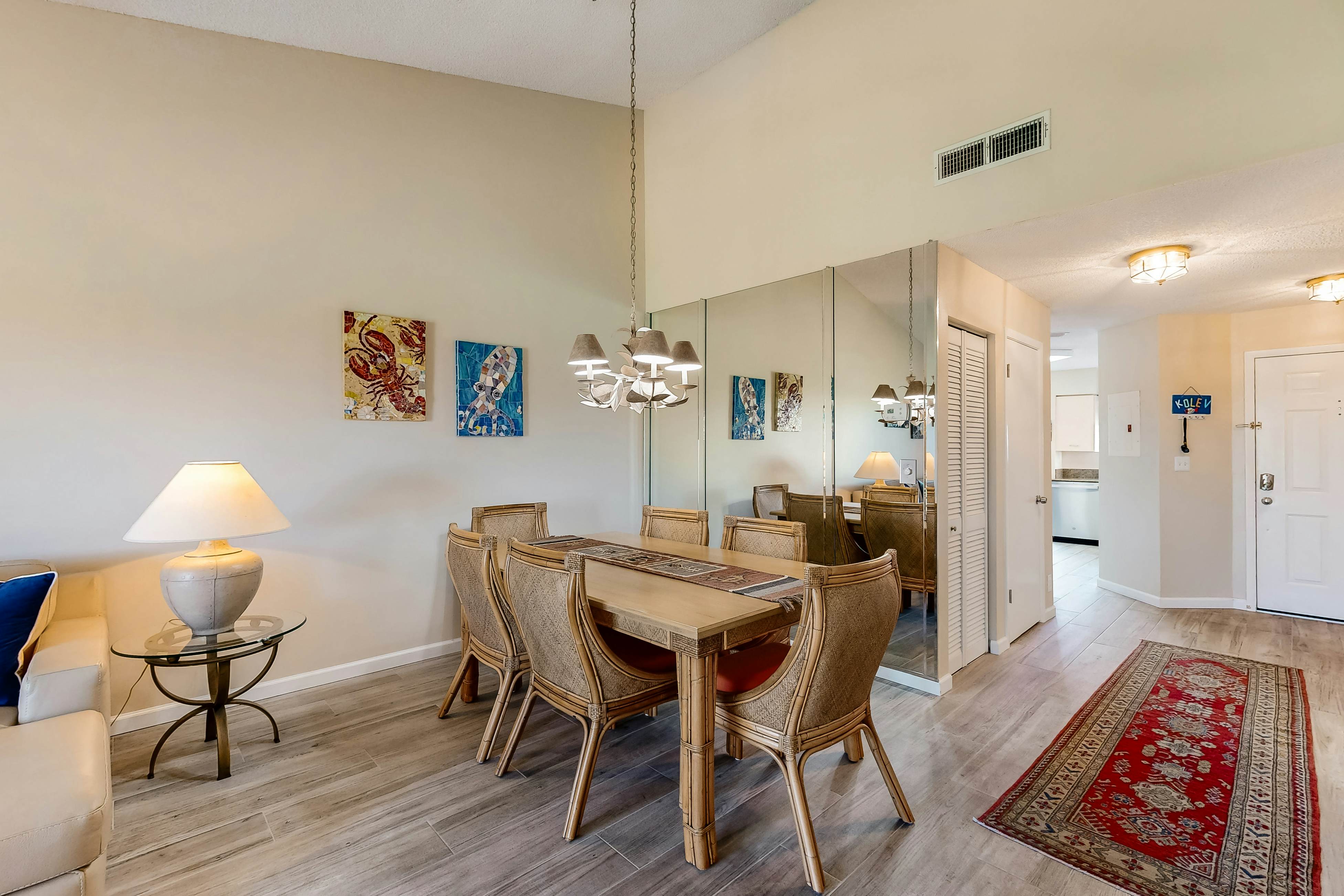 Family-friendly condo with golf course views, pool, hot tub, balcony & fast WiFi