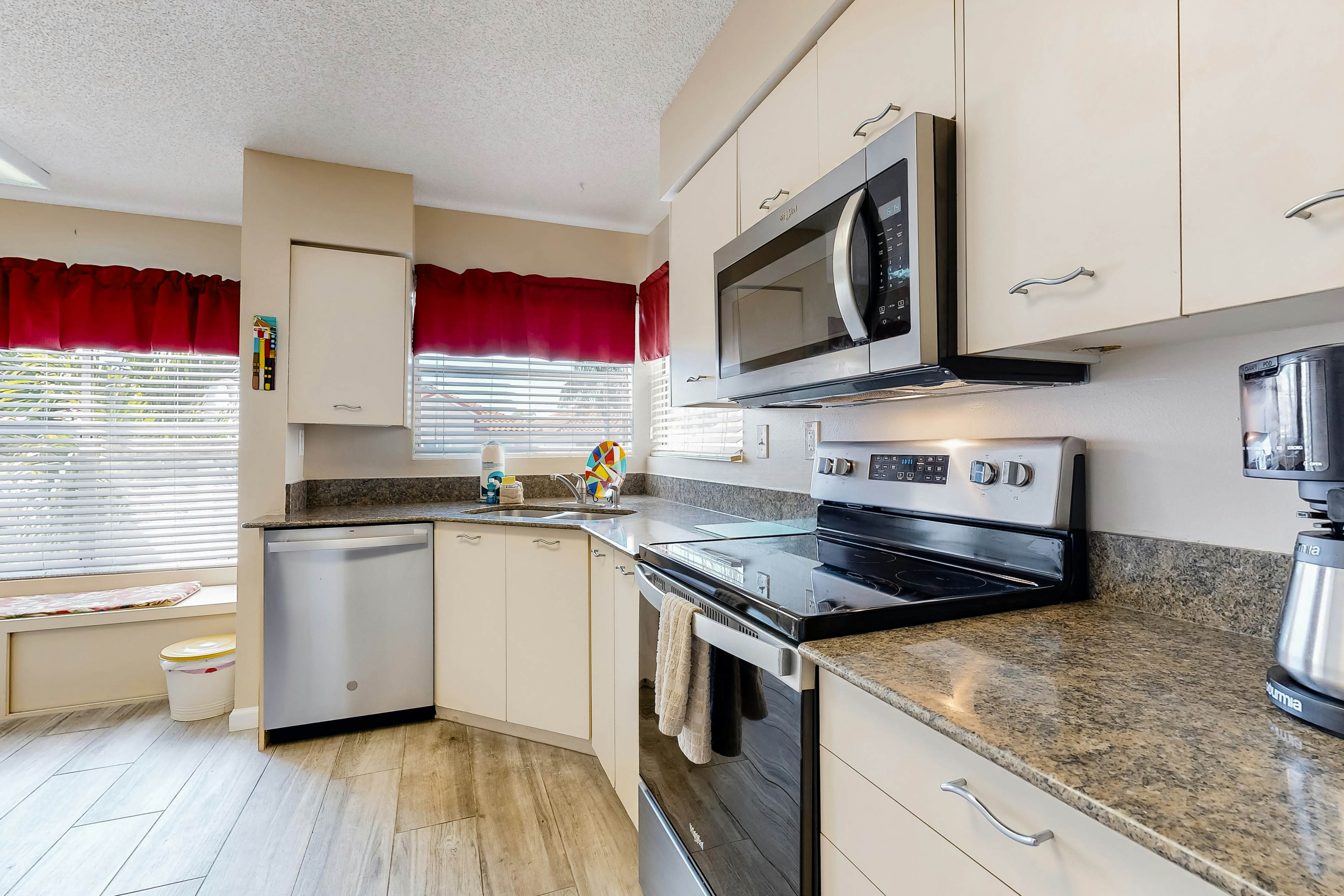 Family-friendly condo with golf course views, pool, hot tub, balcony & fast WiFi