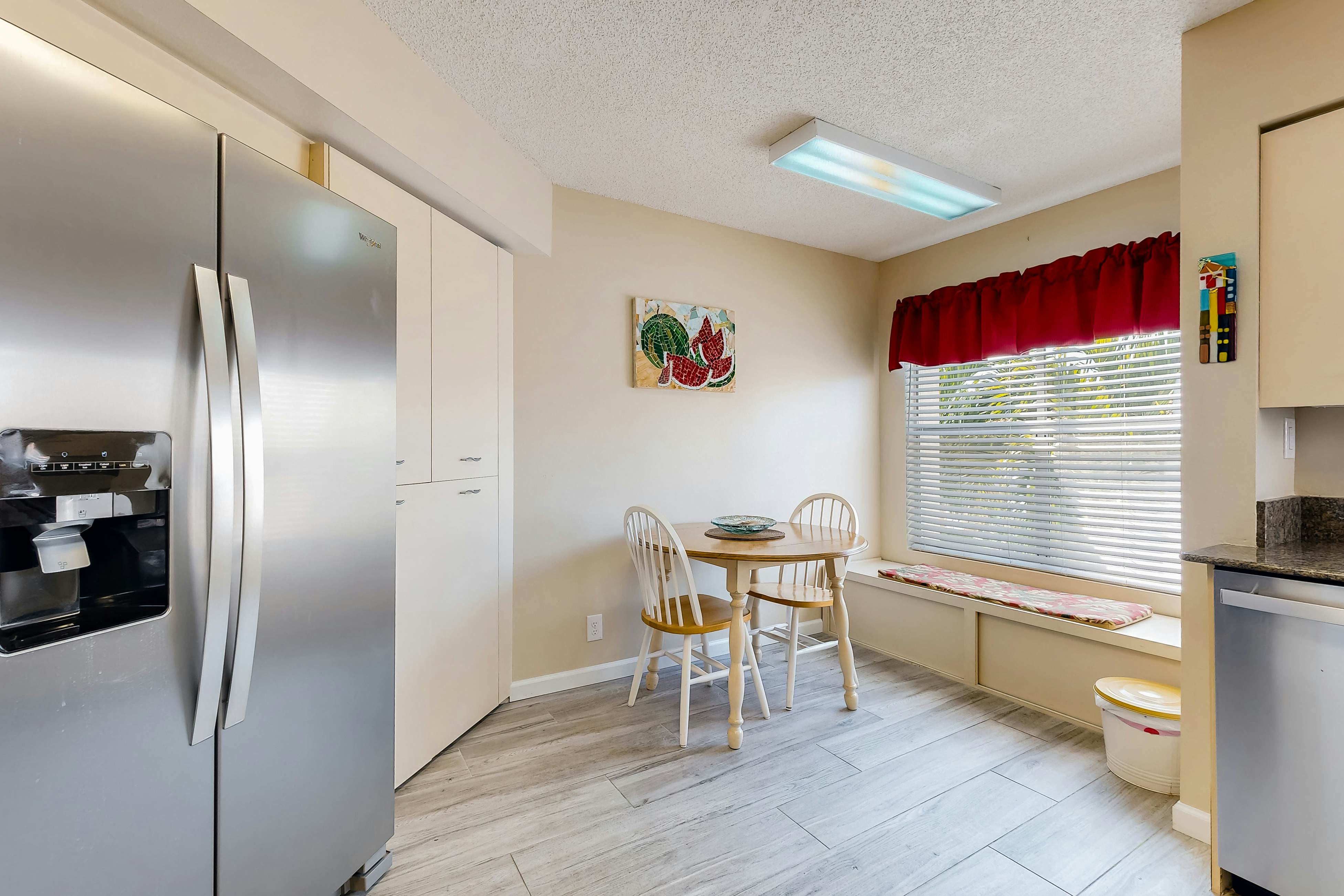 Family-friendly condo with golf course views, pool, hot tub, balcony & fast WiFi