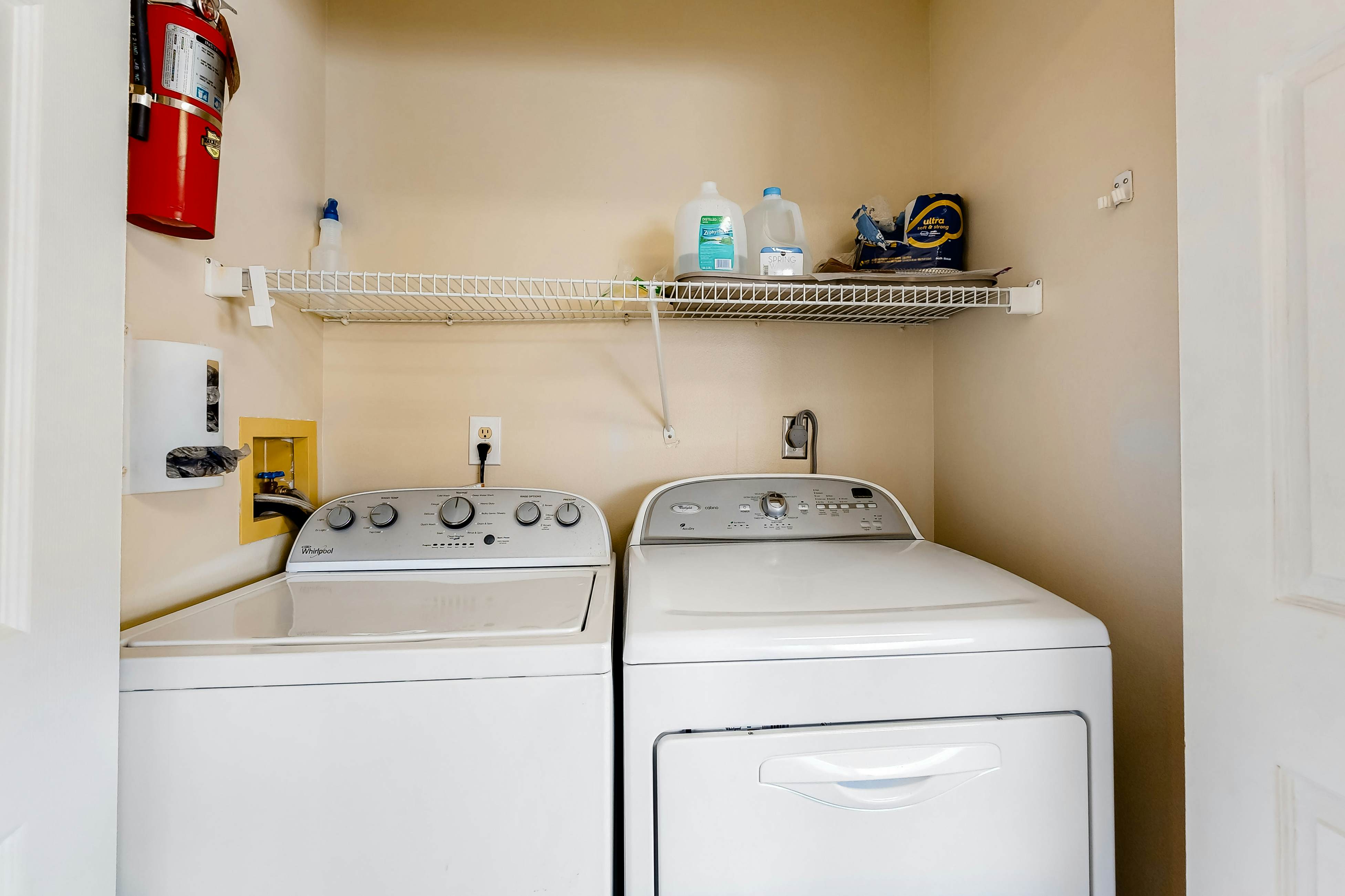 Family-friendly condo with golf course views, pool, hot tub, balcony & fast WiFi