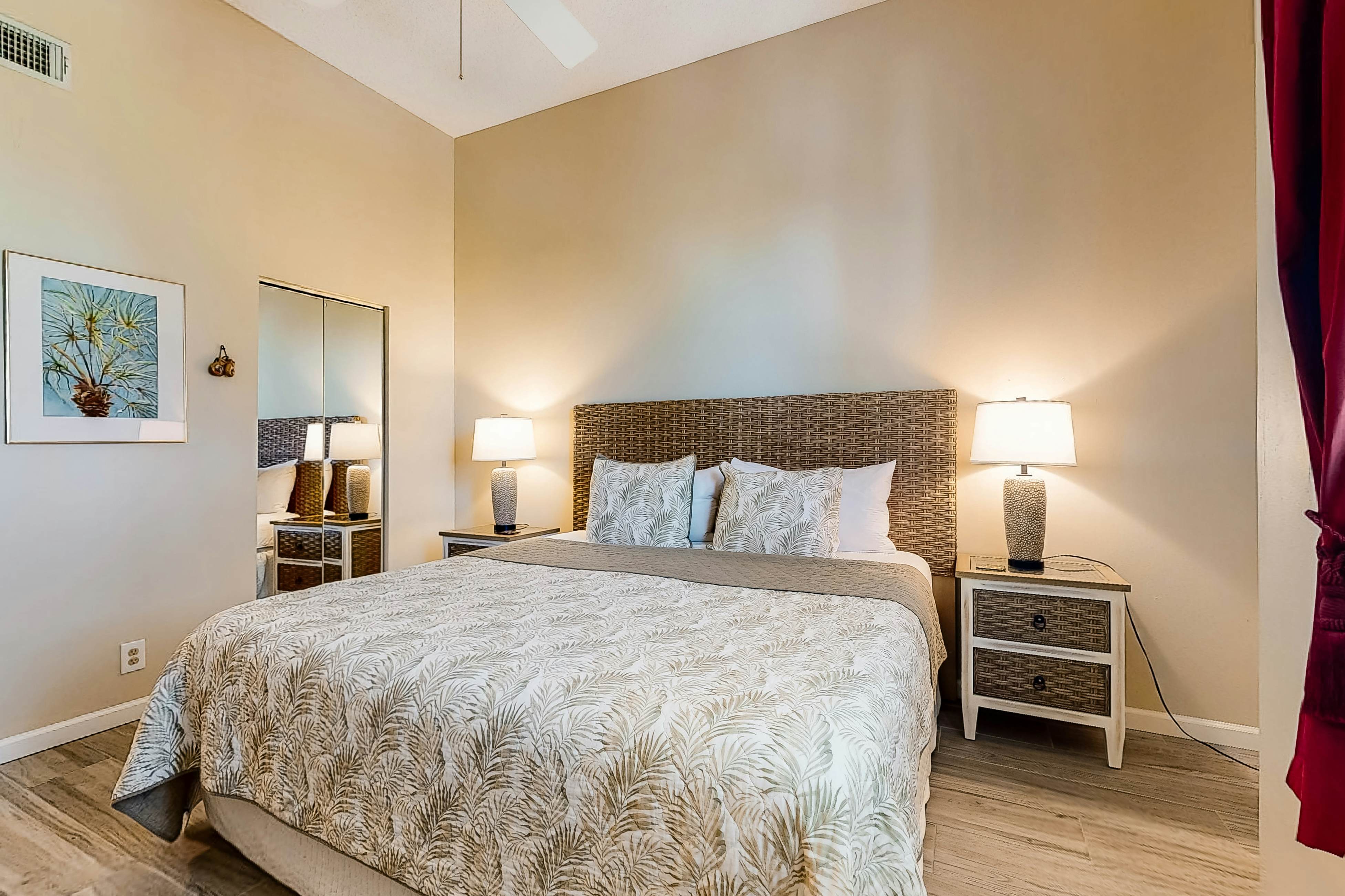 Family-friendly condo with golf course views, pool, hot tub, balcony & fast WiFi