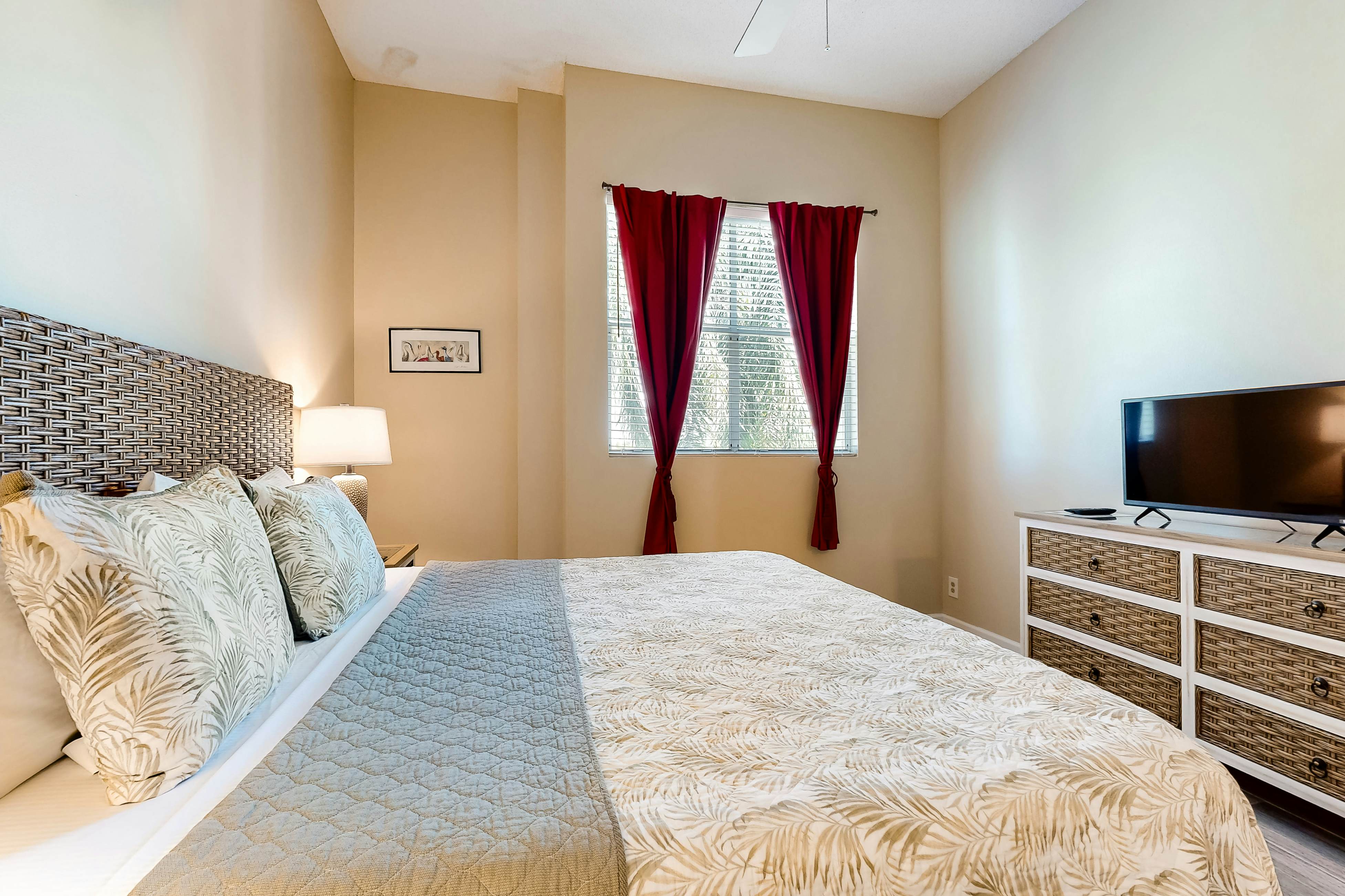 Family-friendly condo with golf course views, pool, hot tub, balcony & fast WiFi