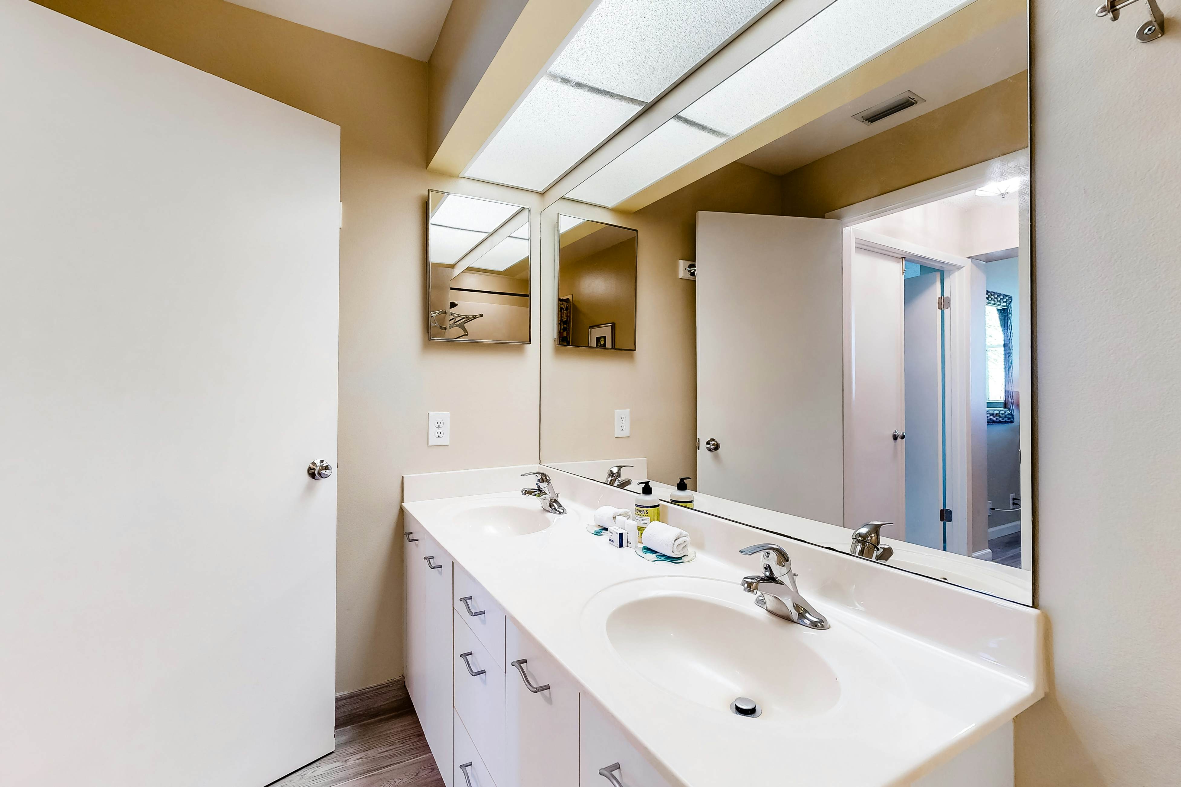 Family-friendly condo with golf course views, pool, hot tub, balcony & fast WiFi