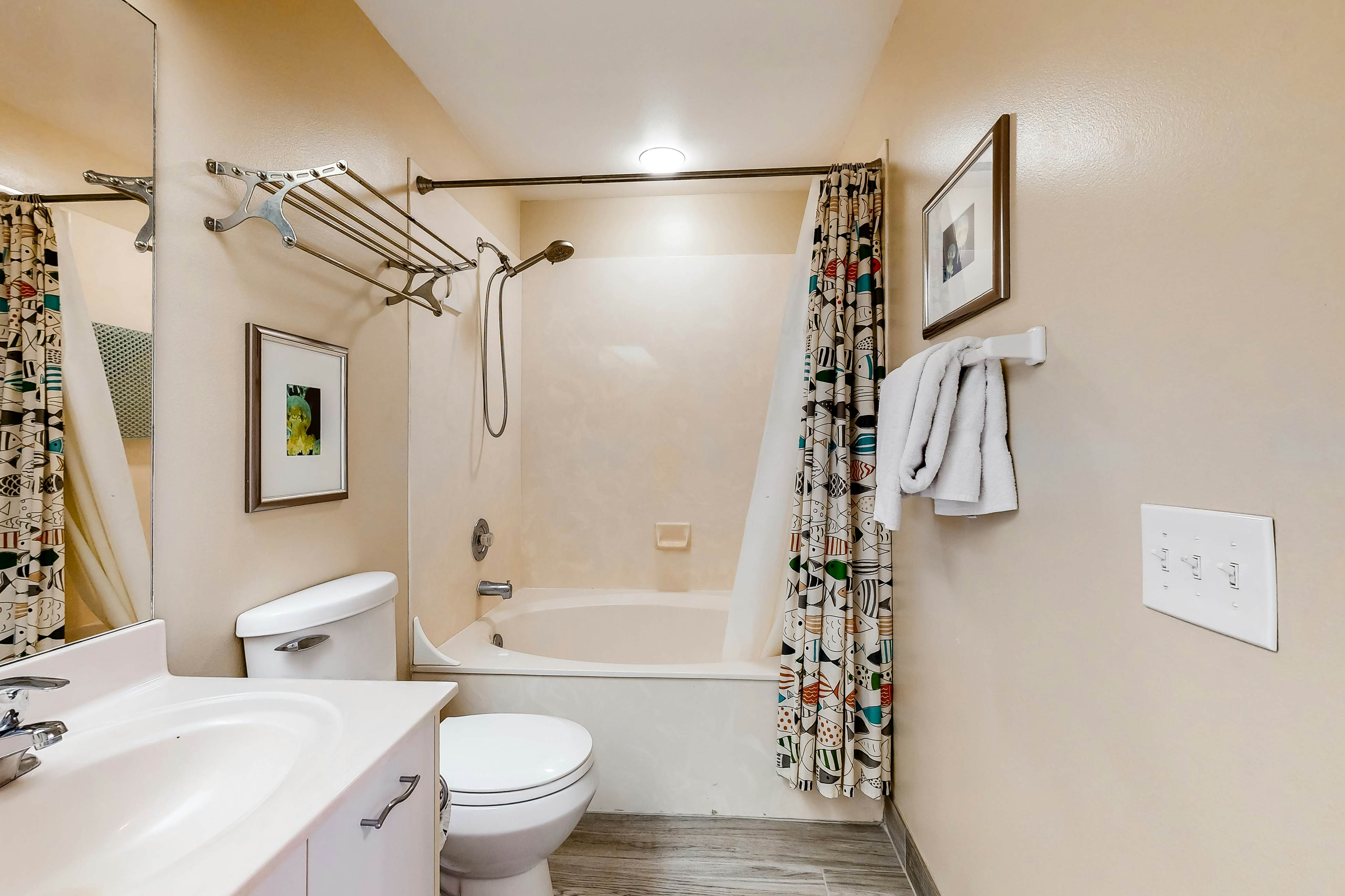 Family-friendly condo with golf course views, pool, hot tub, balcony & fast WiFi