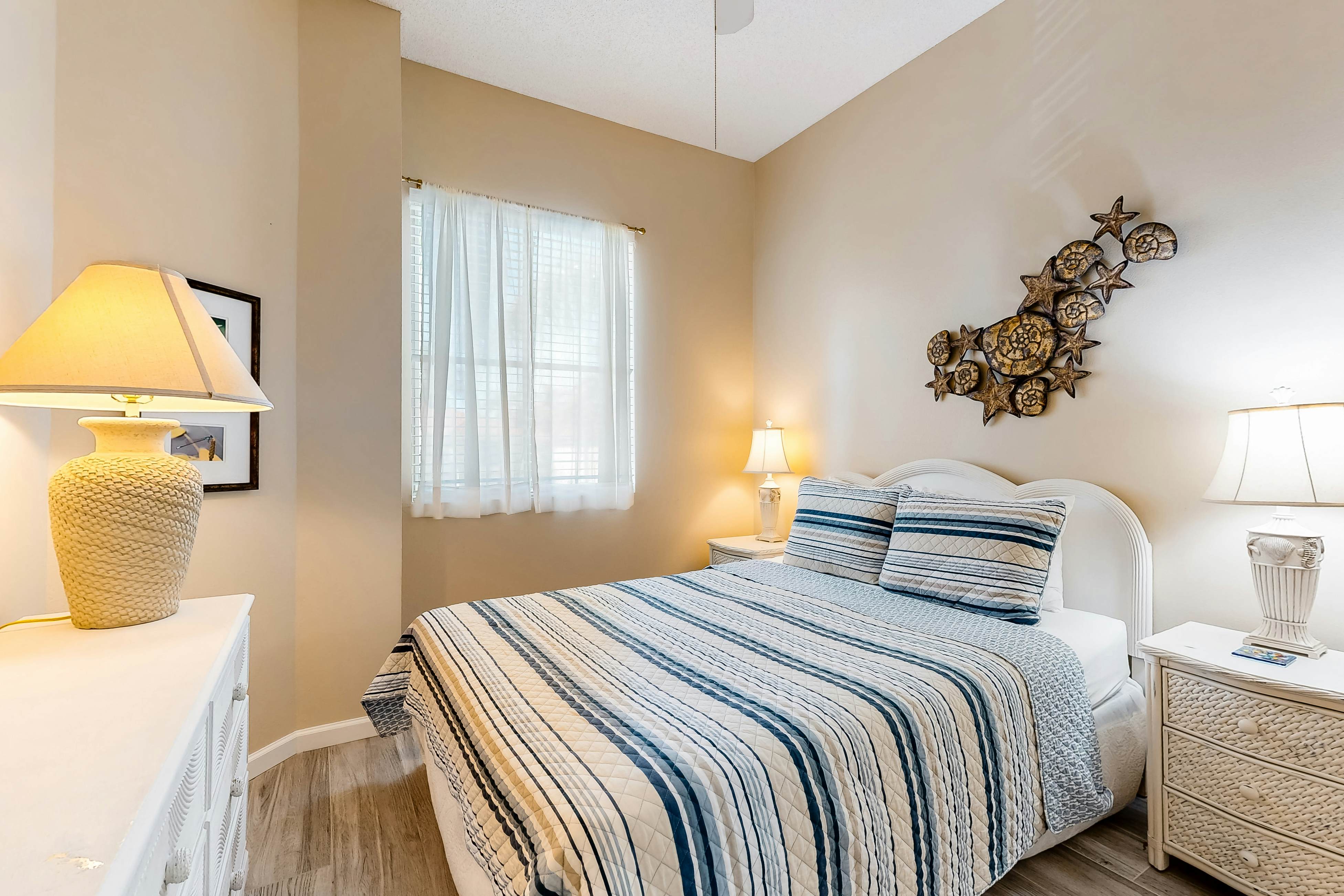 Family-friendly condo with golf course views, pool, hot tub, balcony & fast WiFi