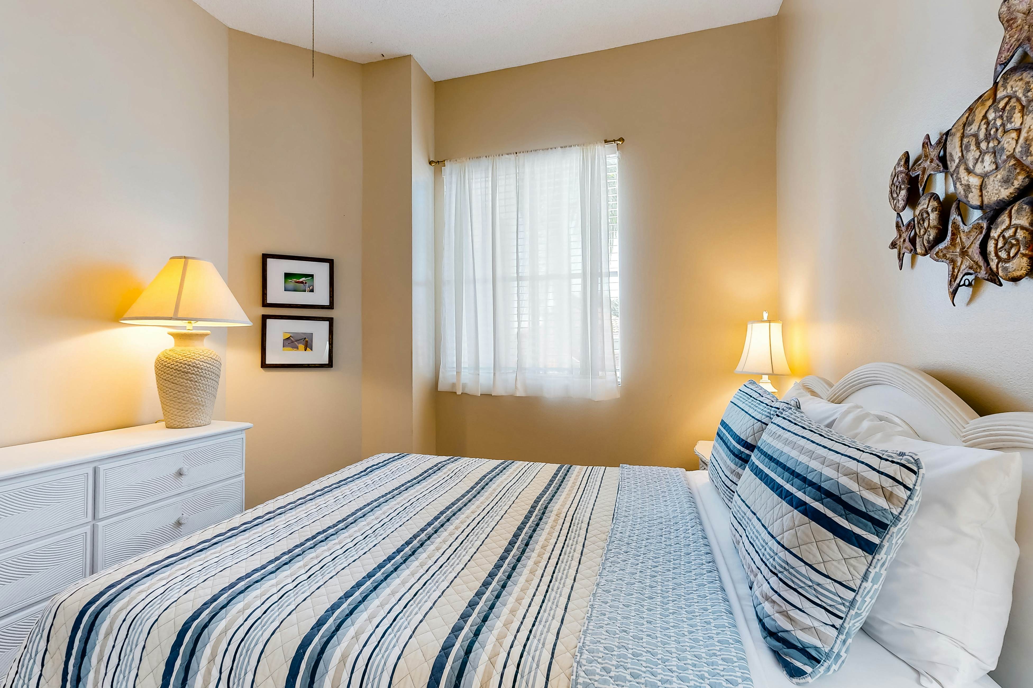 Family-friendly condo with golf course views, pool, hot tub, balcony & fast WiFi