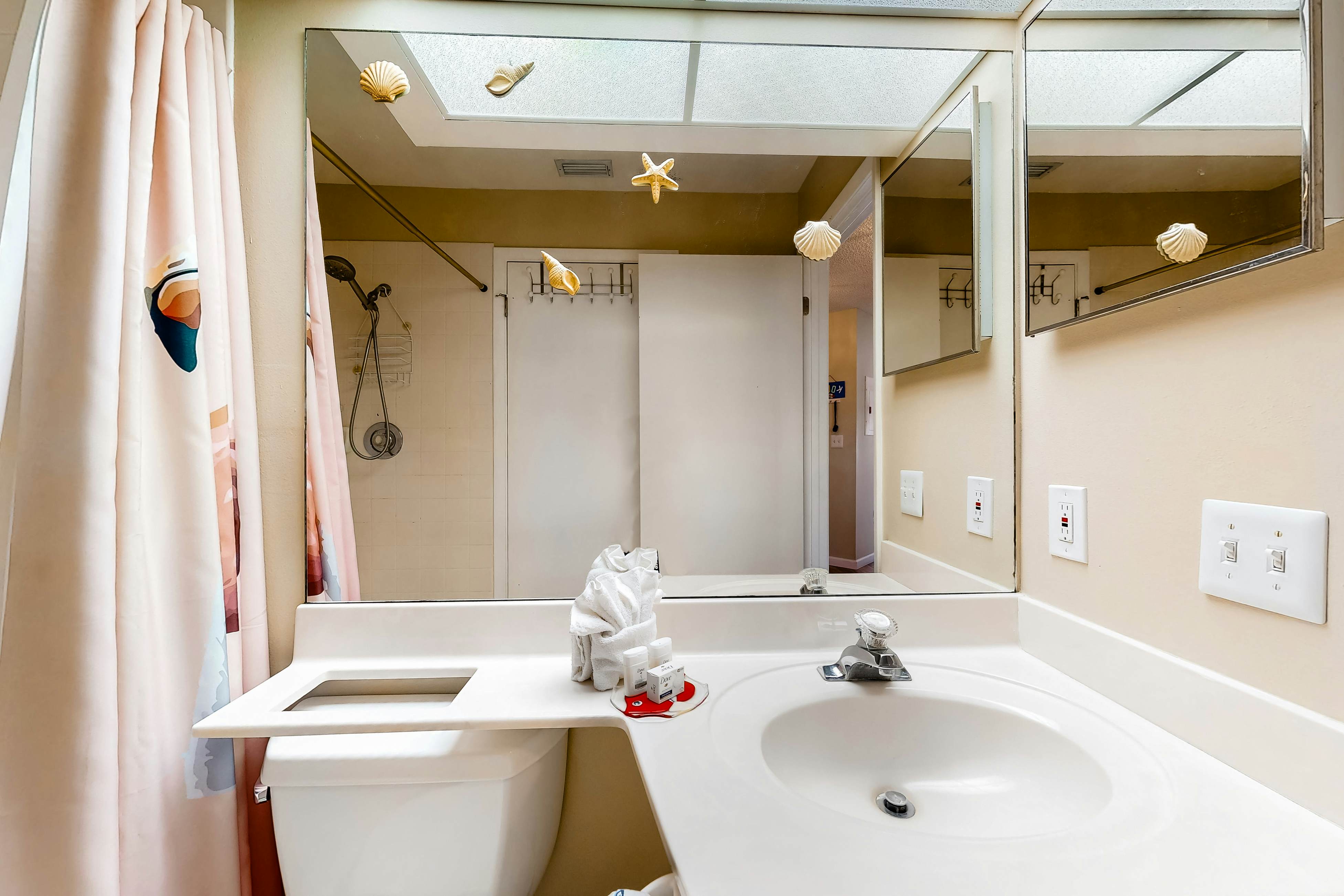 Family-friendly condo with golf course views, pool, hot tub, balcony & fast WiFi