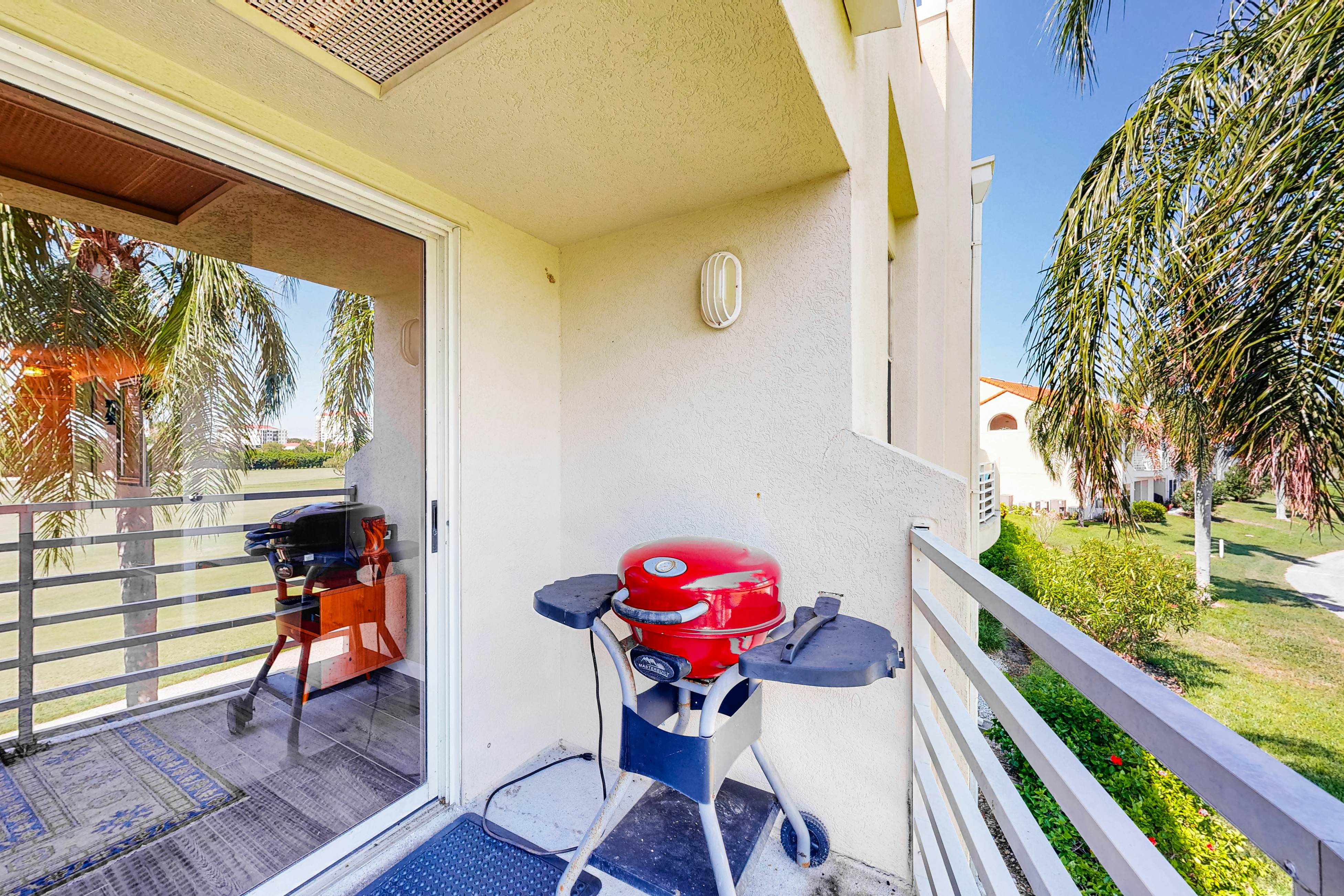 Family-friendly condo with golf course views, pool, hot tub, balcony & fast WiFi