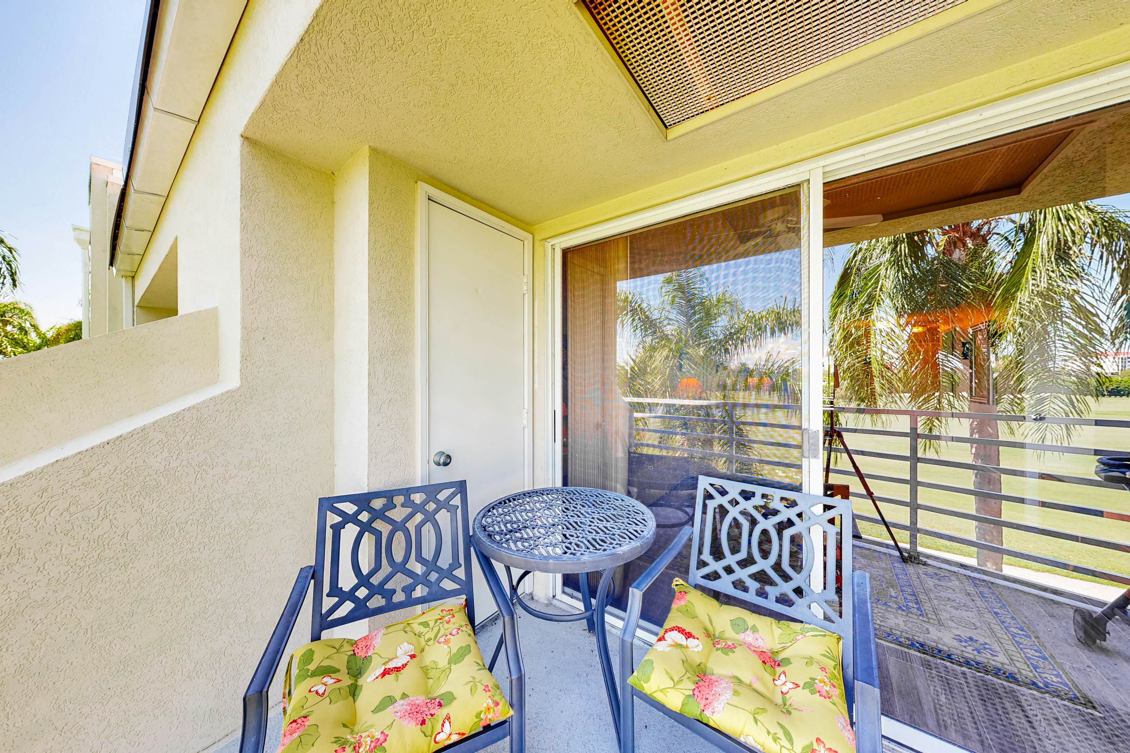 Family-friendly condo with golf course views, pool, hot tub, balcony & fast WiFi