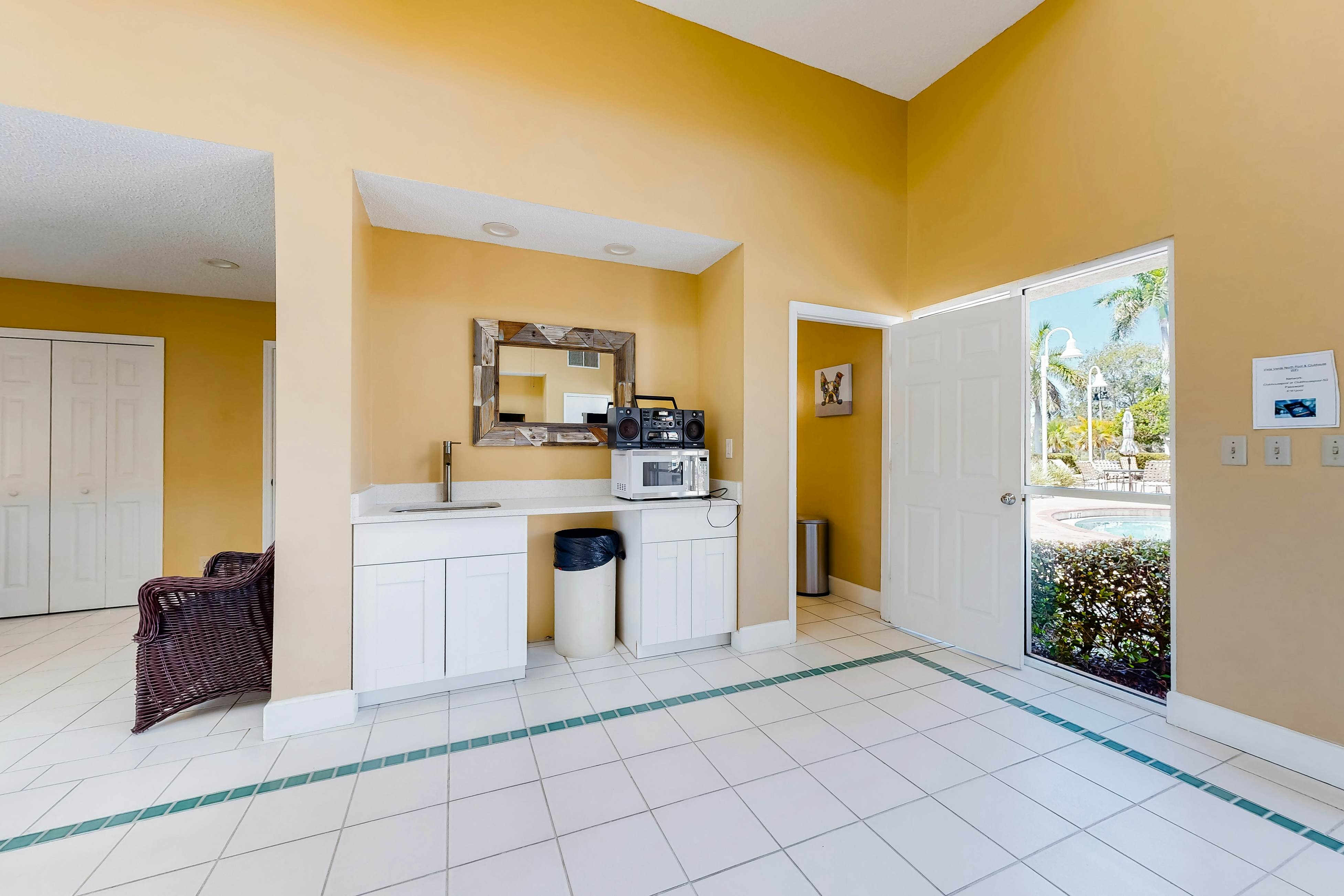 Family-friendly condo with golf course views, pool, hot tub, balcony & fast WiFi