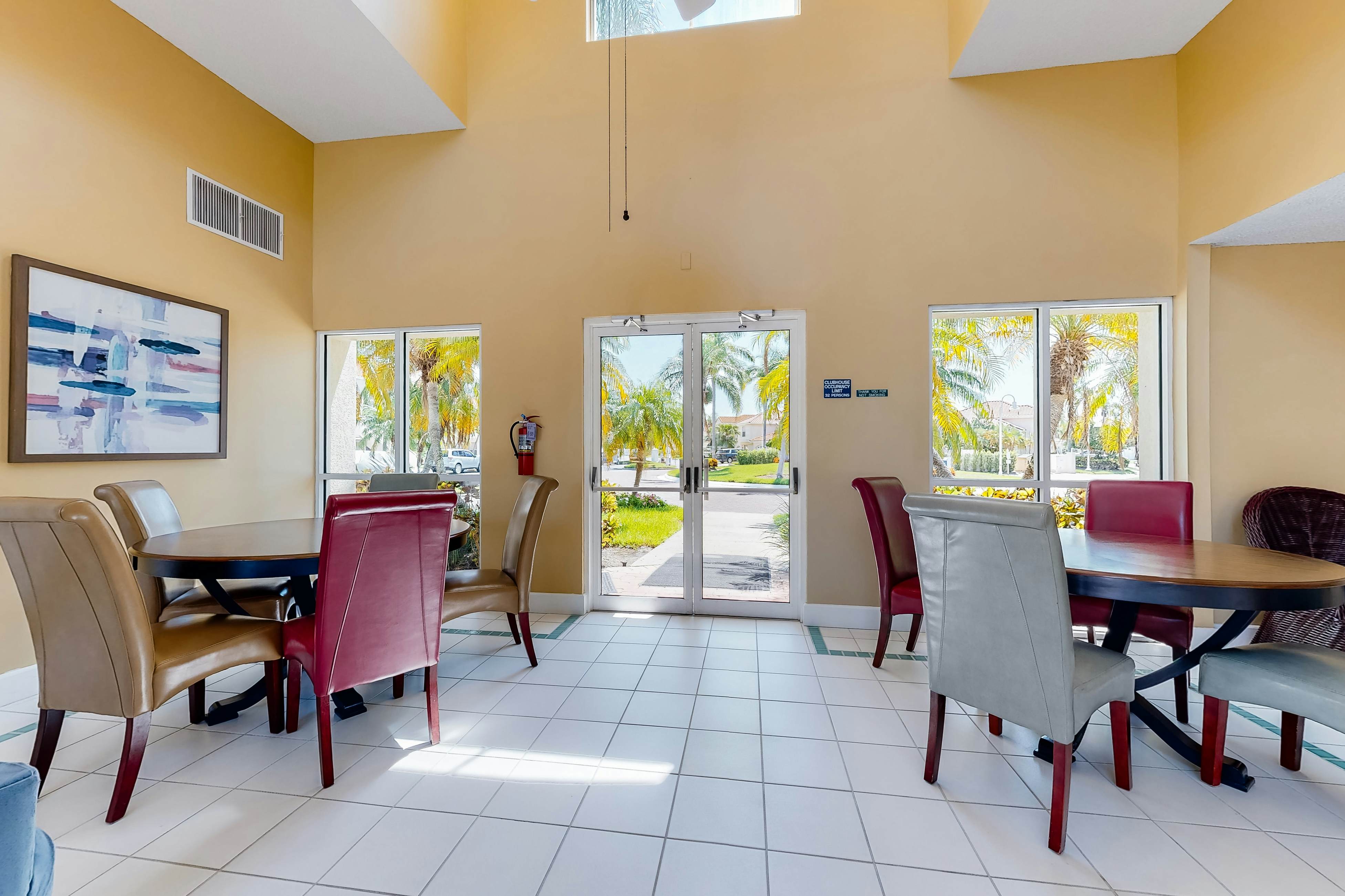 Family-friendly condo with golf course views, pool, hot tub, balcony & fast WiFi