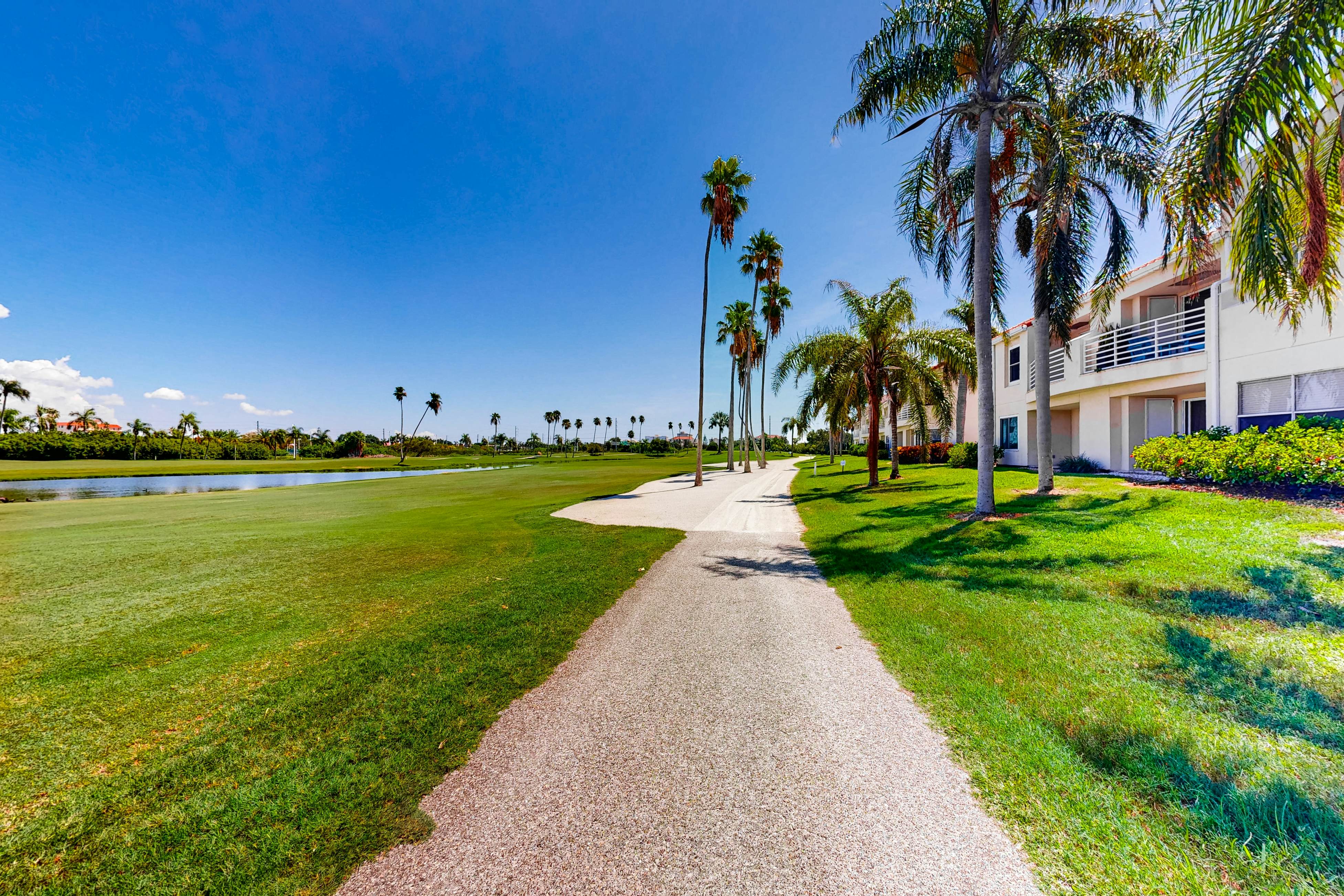 Family-friendly condo with golf course views, pool, hot tub, balcony & fast WiFi