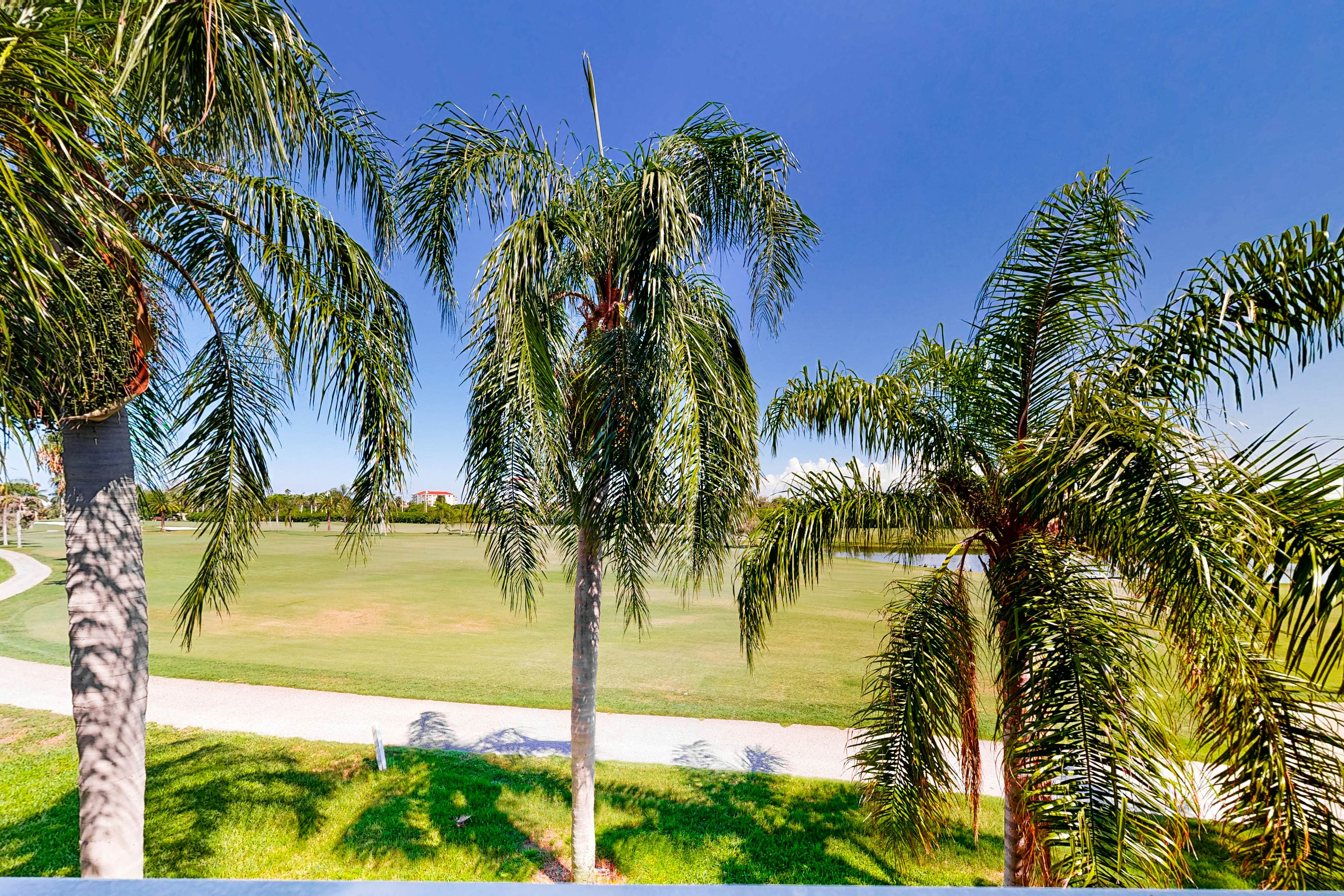 Family-friendly condo with golf course views, pool, hot tub, balcony & fast WiFi