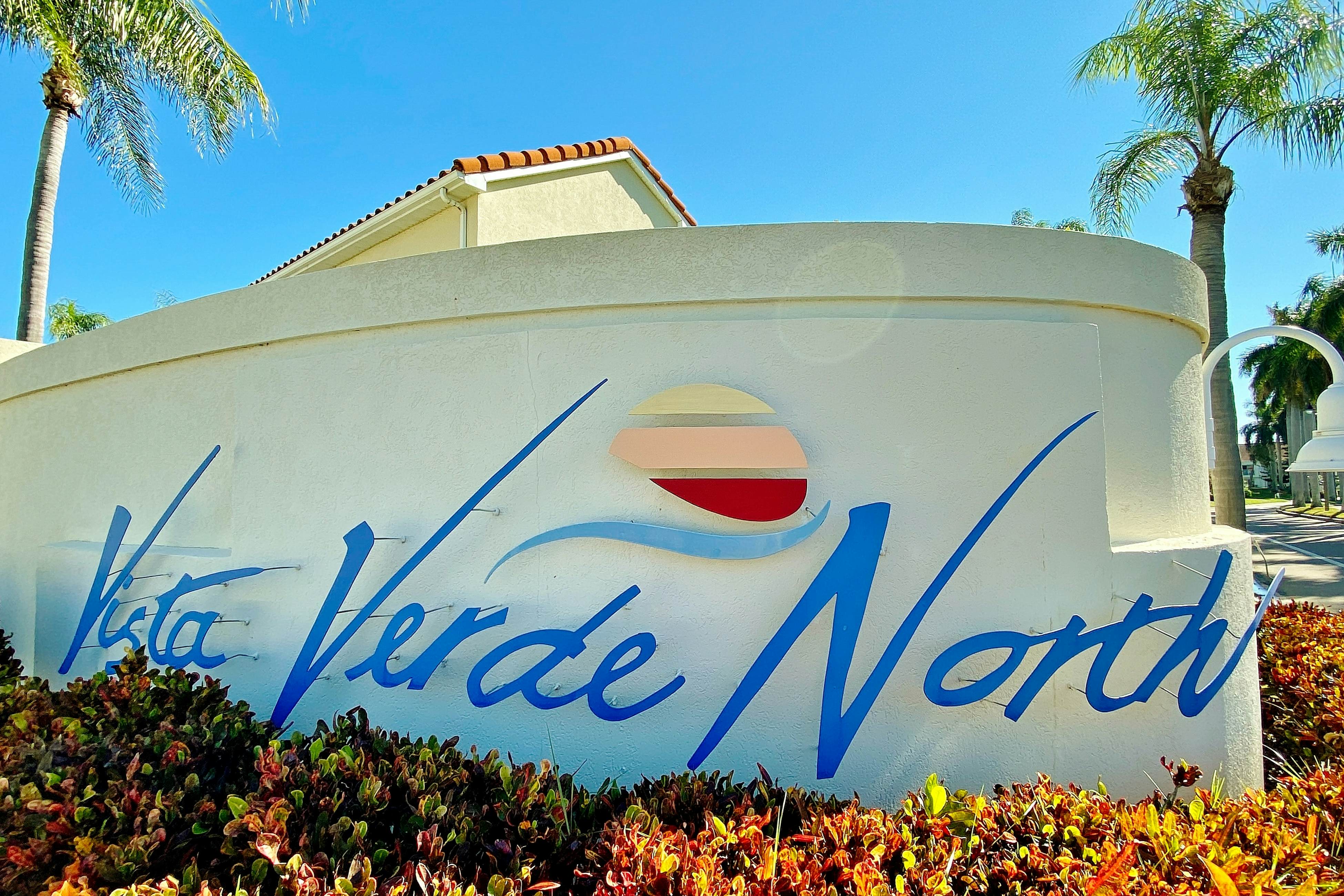 Family-friendly condo with golf course views, pool, hot tub, balcony & fast WiFi