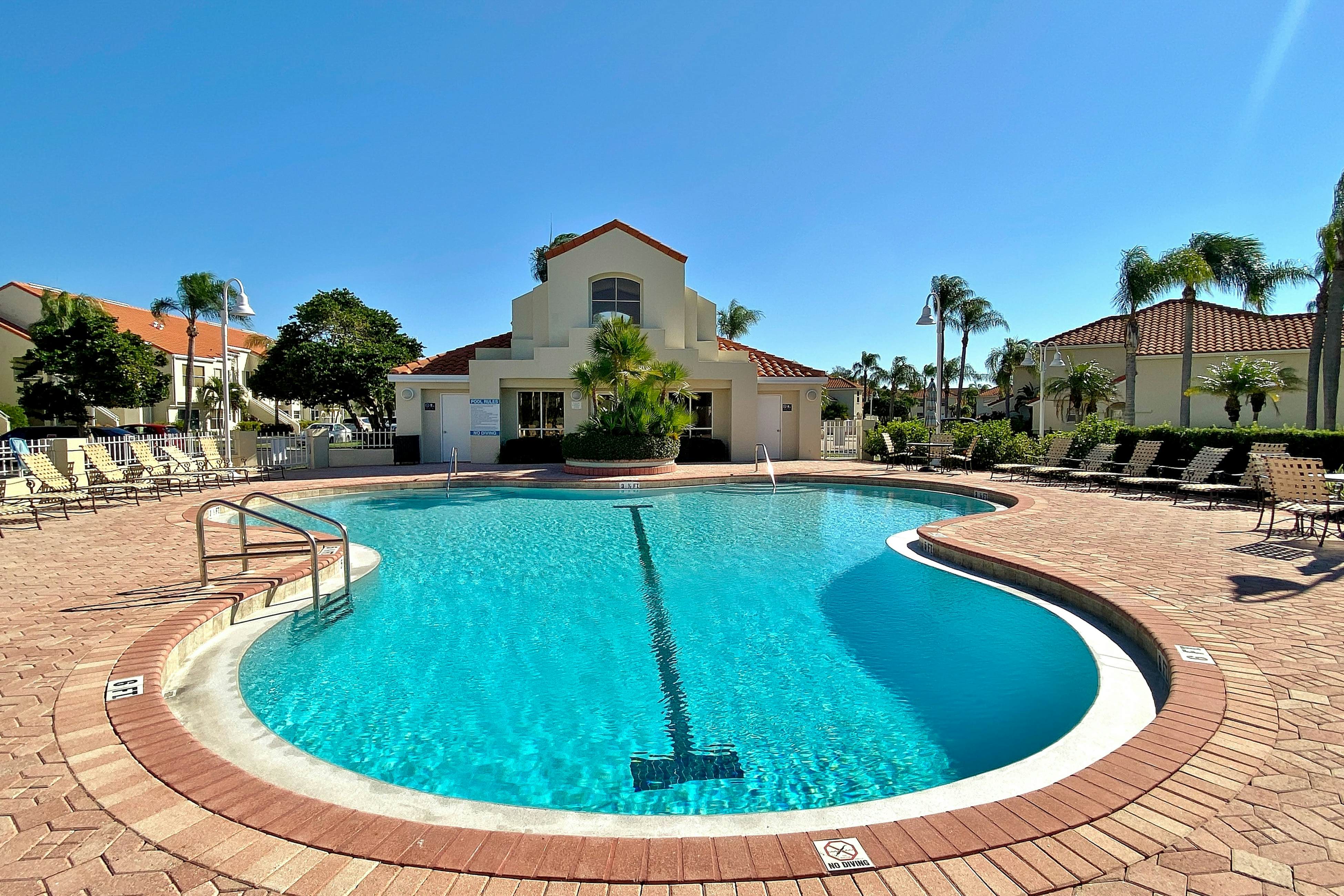 Family-friendly condo with golf course views, pool, hot tub, balcony & fast WiFi