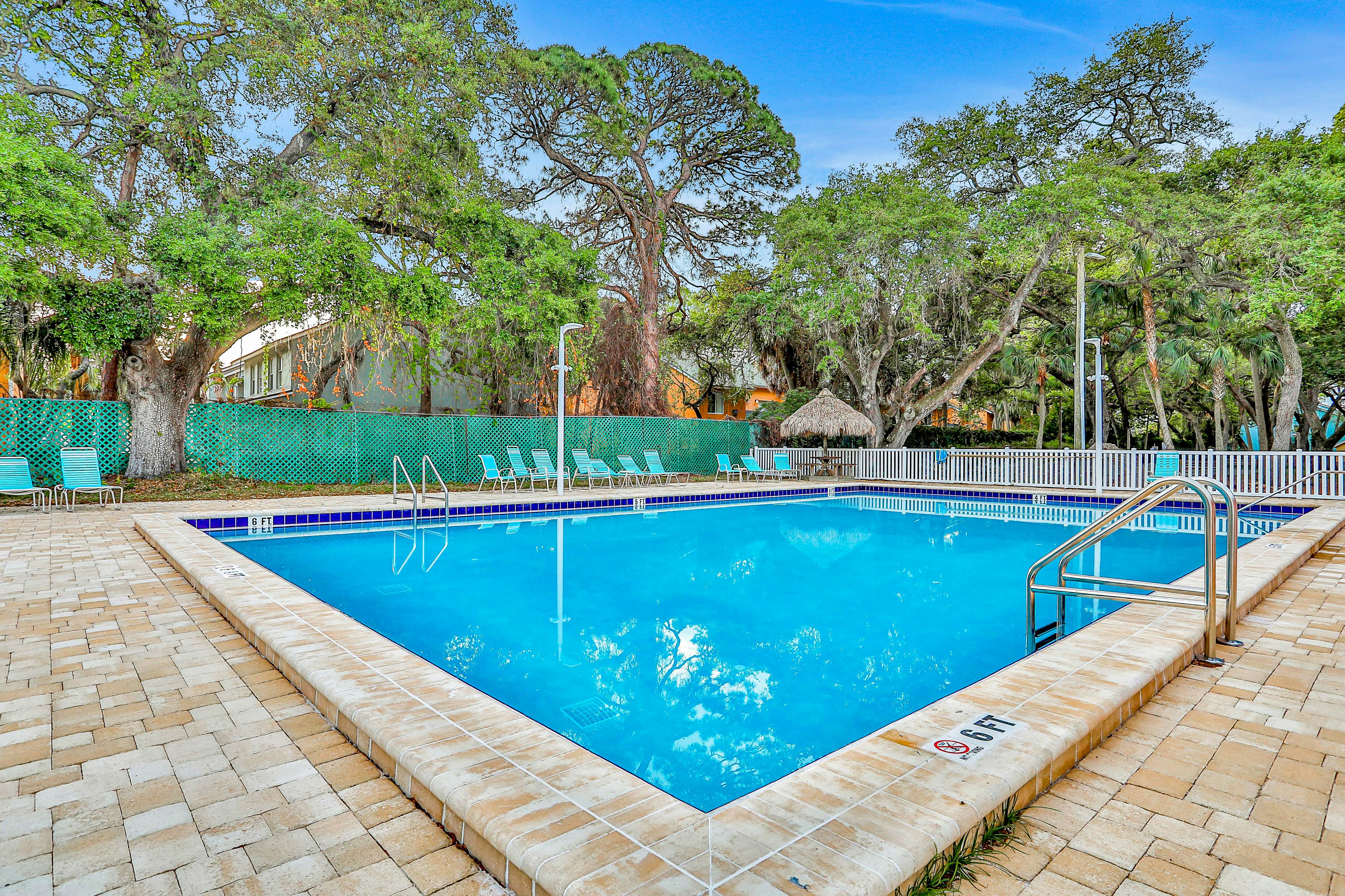 Splendid condo with private beach access heated pool hot tub and volleyball
