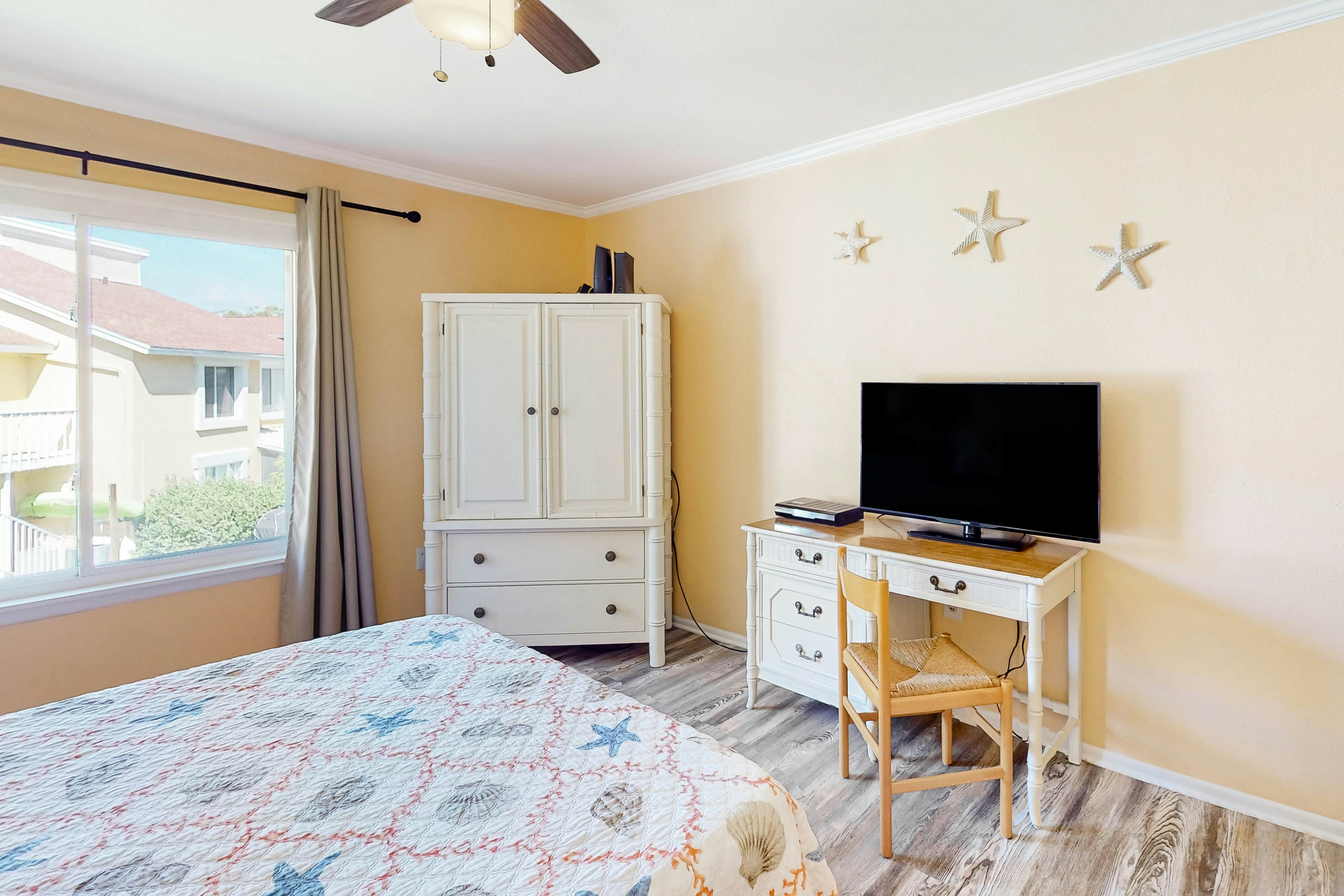 Splendid condo with private beach access heated pool hot tub and volleyball