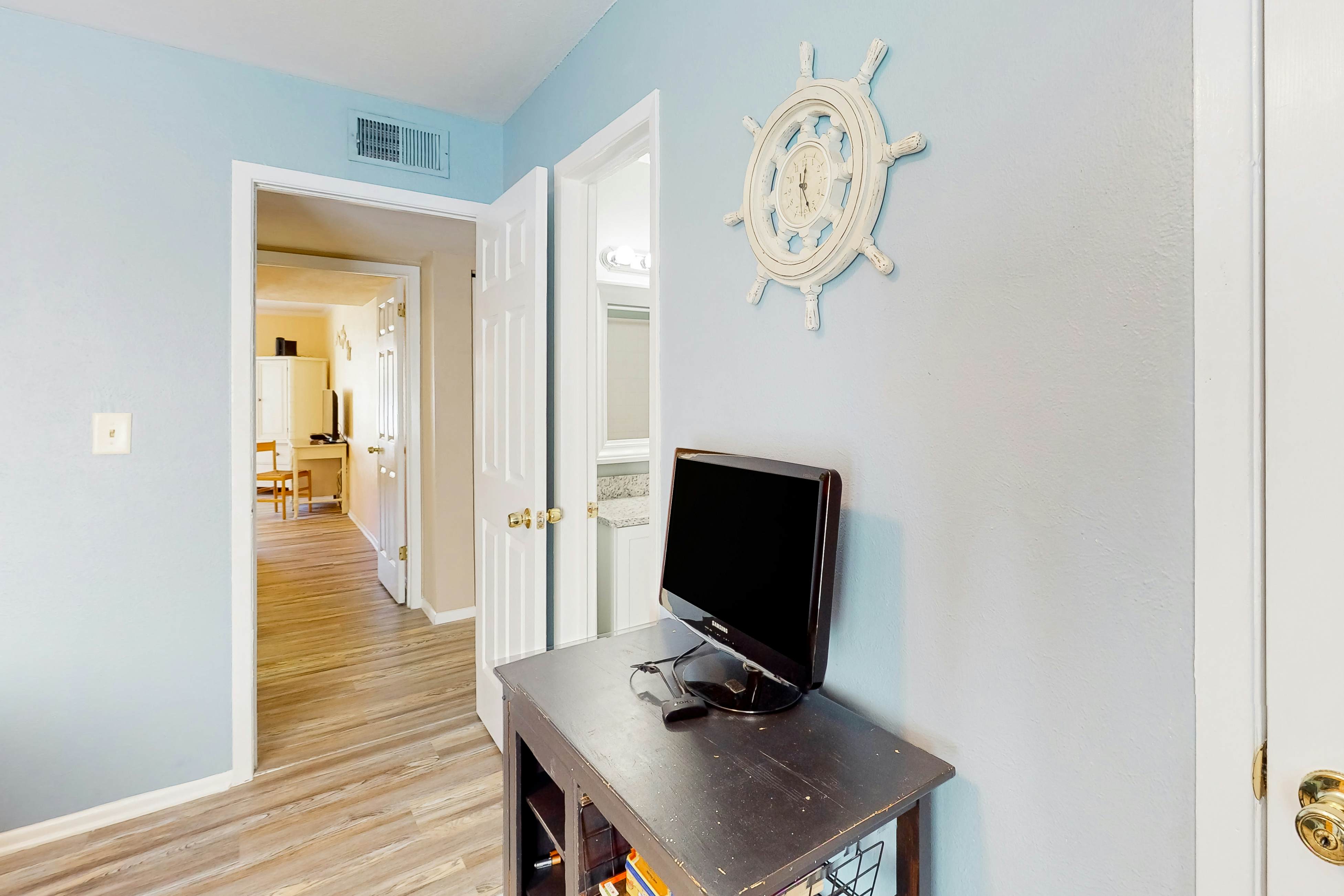 Splendid condo with private beach access heated pool hot tub and volleyball