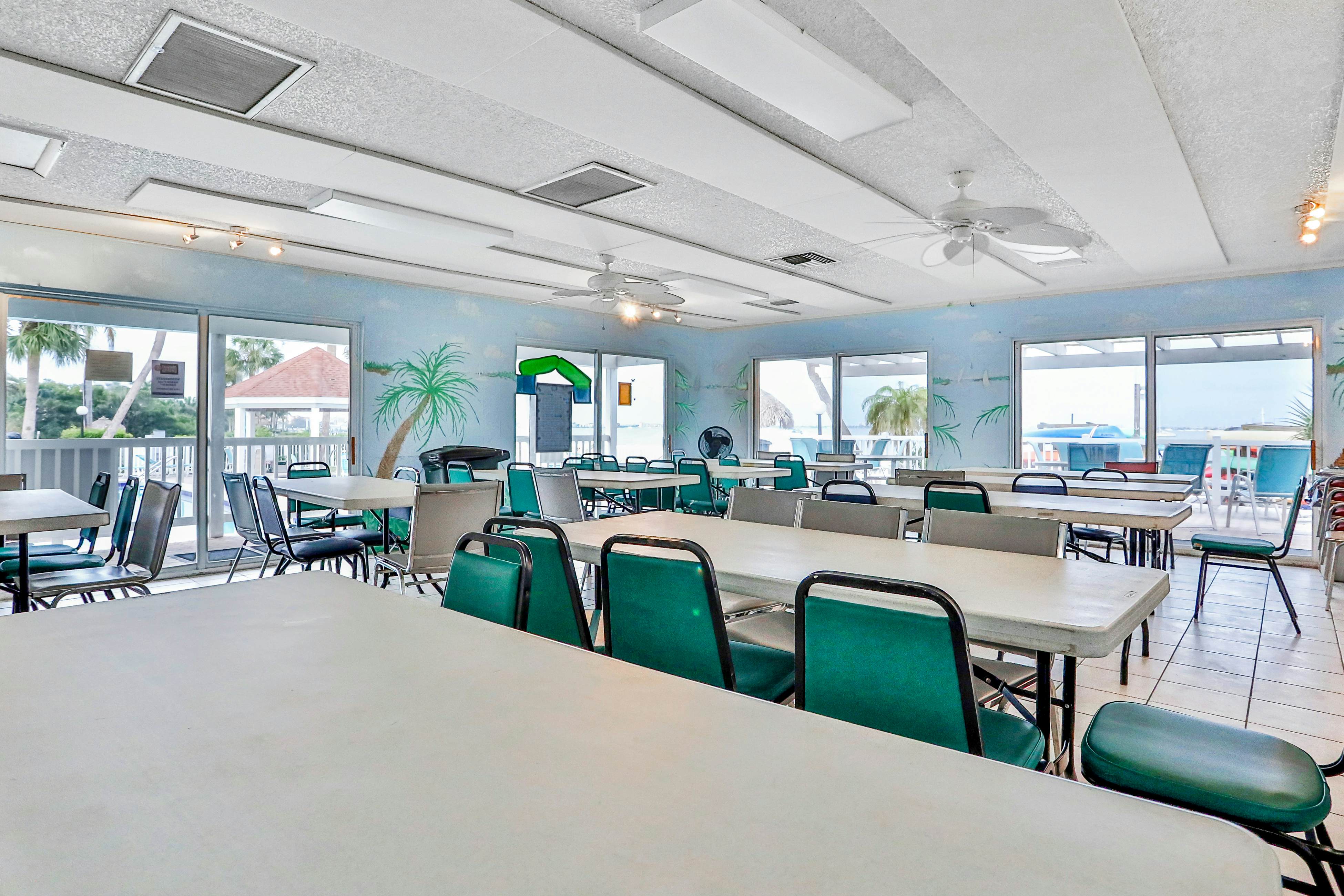 Splendid condo with private beach access heated pool hot tub and volleyball