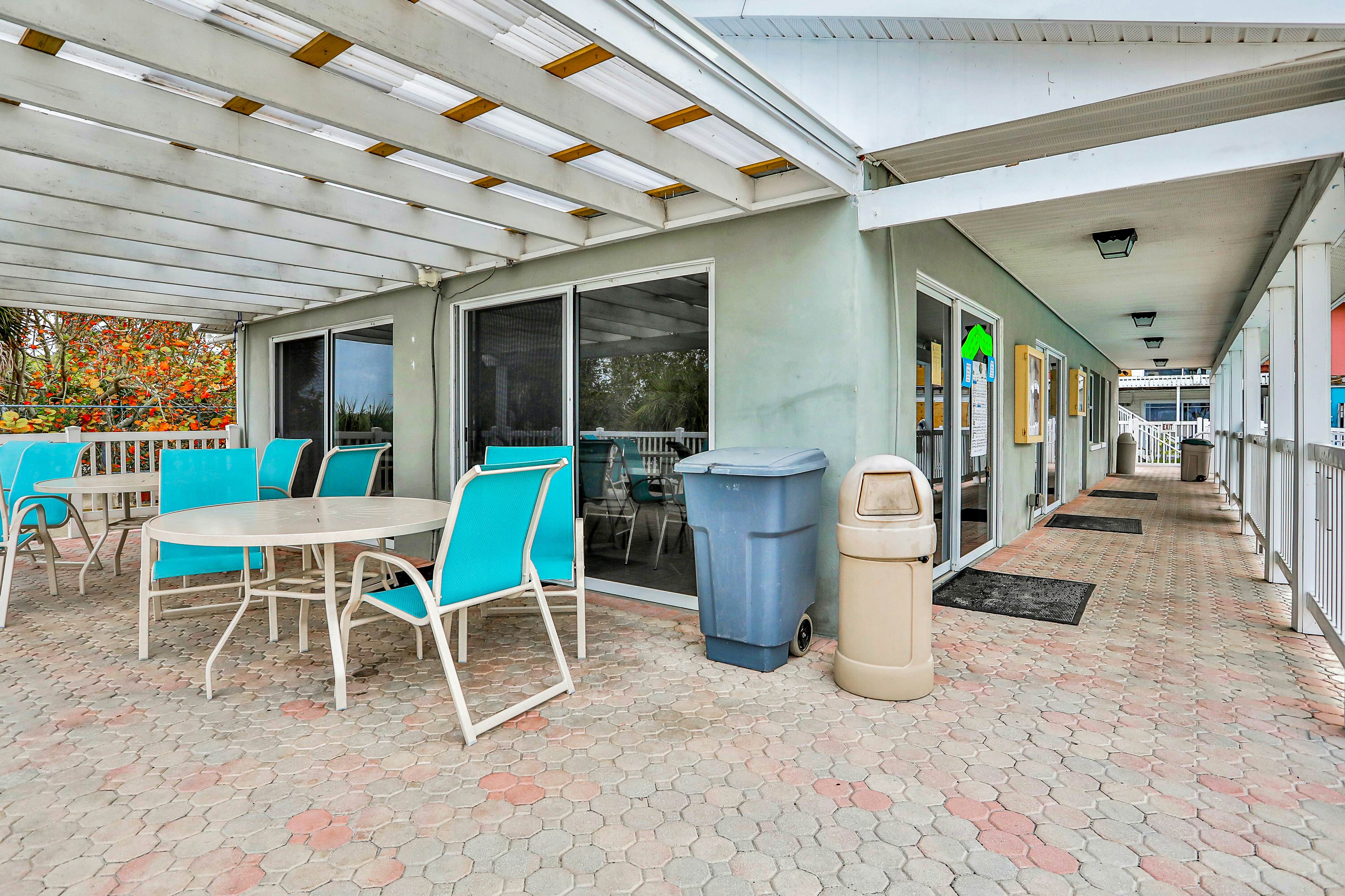 Splendid condo with private beach access heated pool hot tub and volleyball