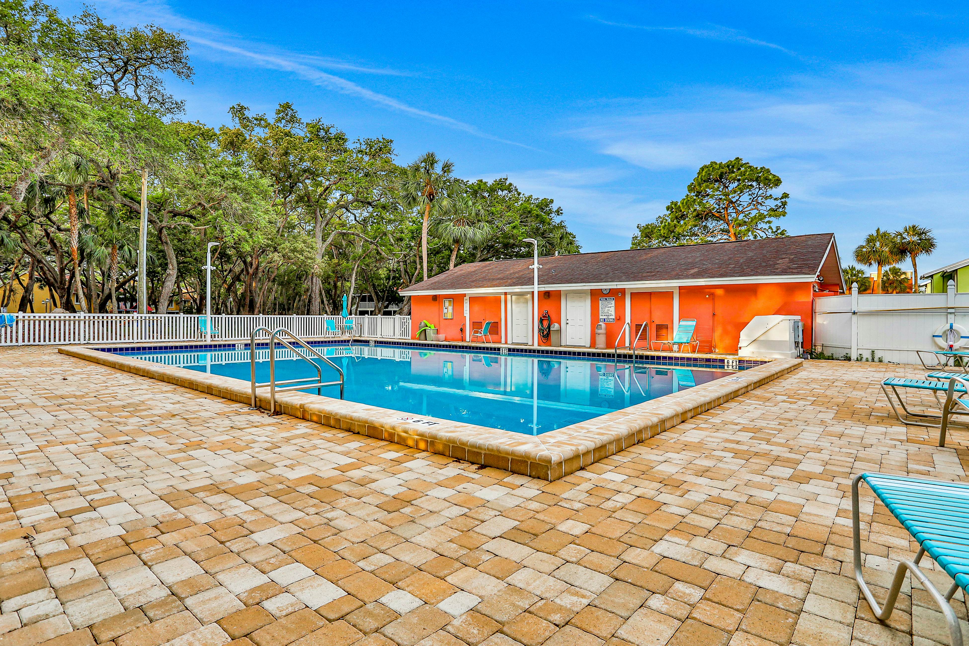 Splendid condo with private beach access heated pool hot tub and volleyball