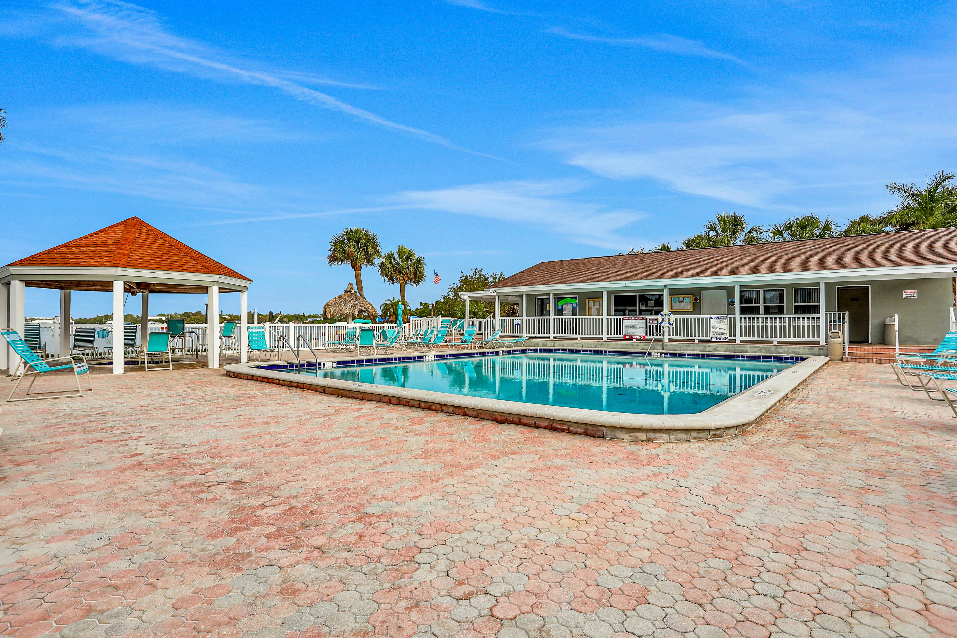 Splendid condo with private beach access heated pool hot tub and volleyball