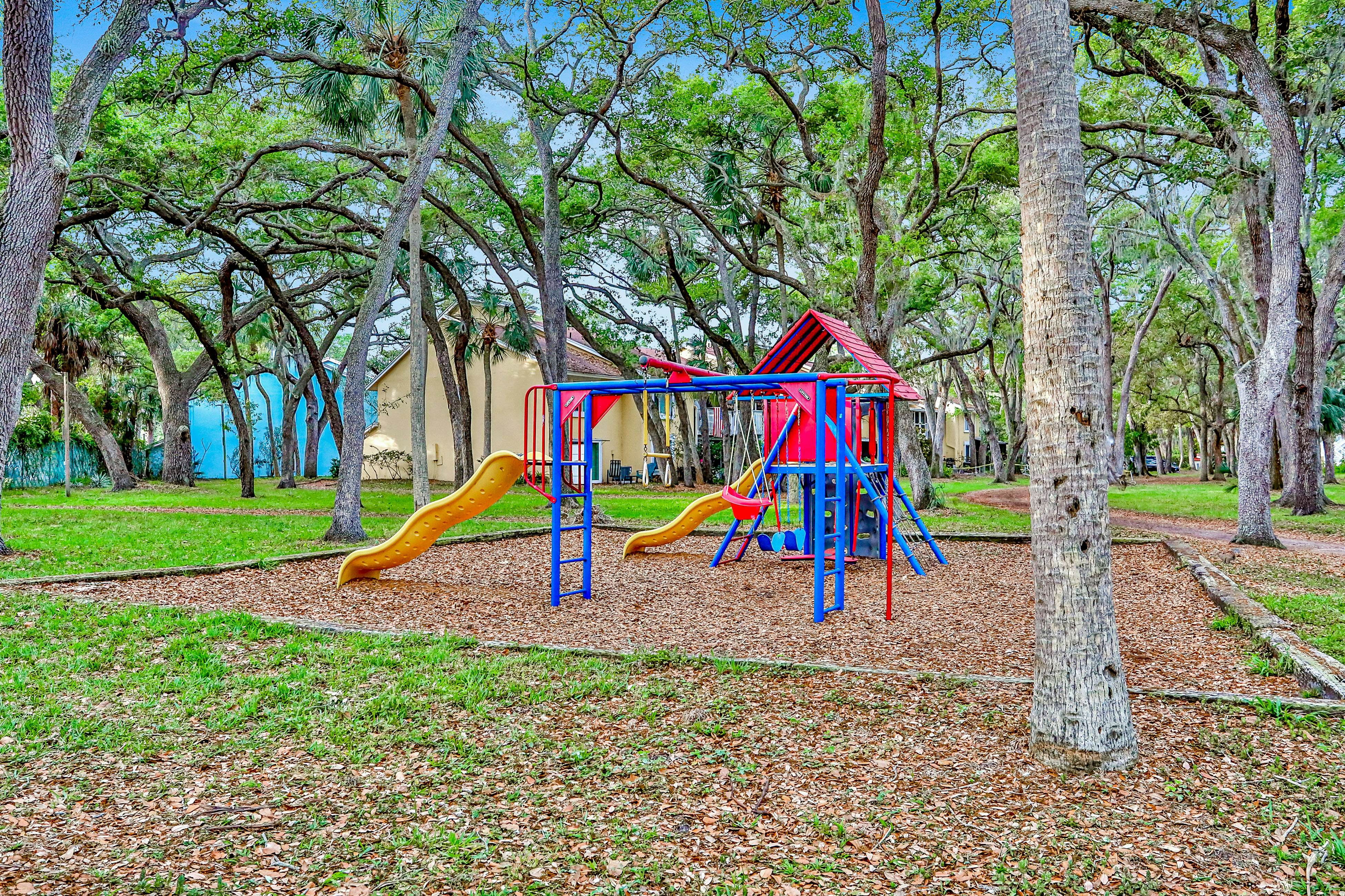 Splendid condo with private beach access heated pool hot tub and volleyball