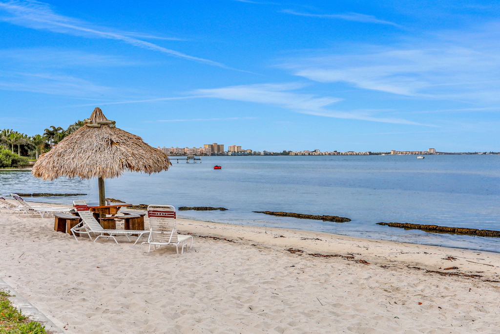 Splendid condo with private beach access heated pool hot tub and volleyball