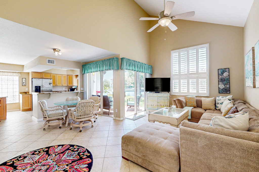 Snowbird friendly townhouse near downtown with heated pool hot tub grill golf